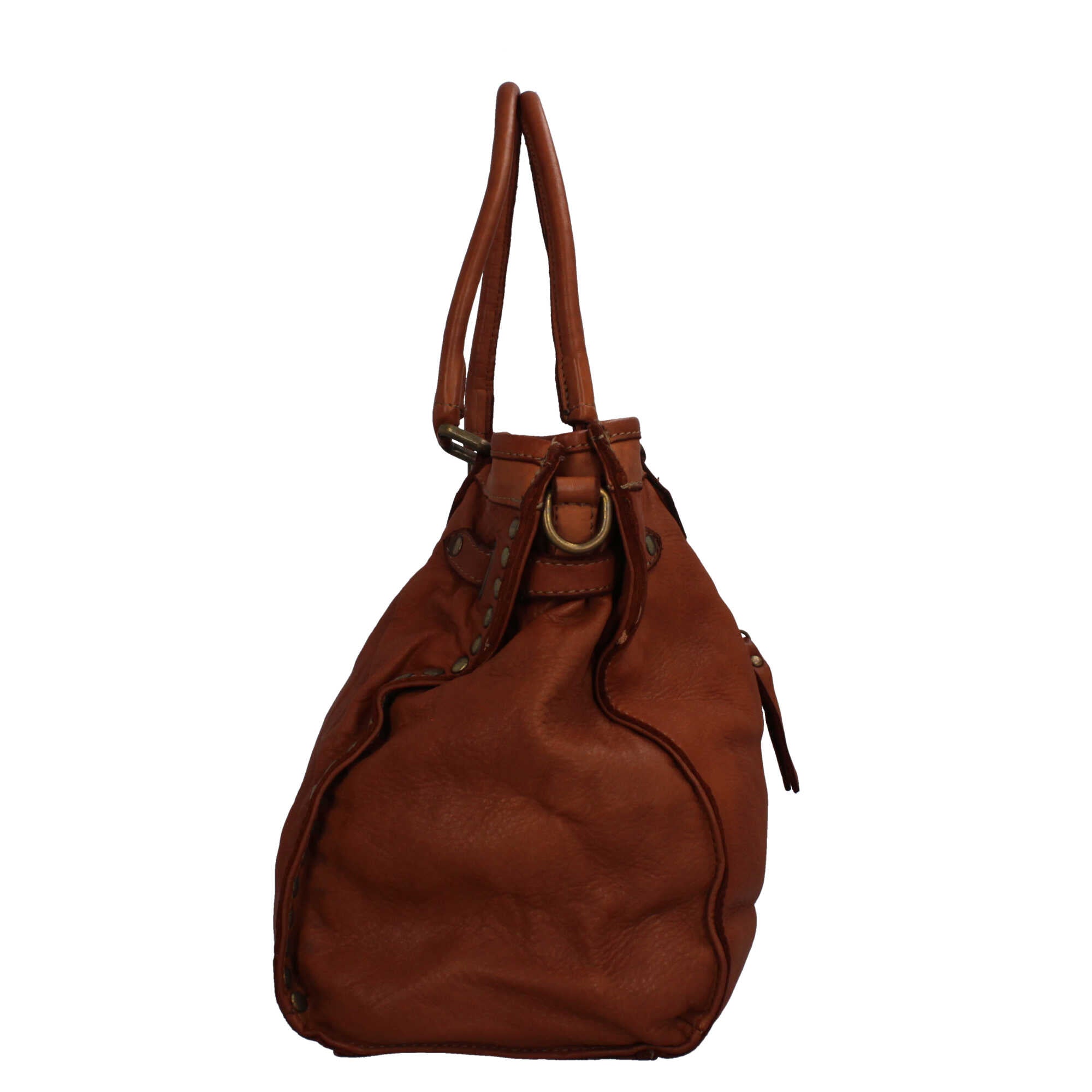 Borsa Made in Italy in pelle morbida con borchie decorative