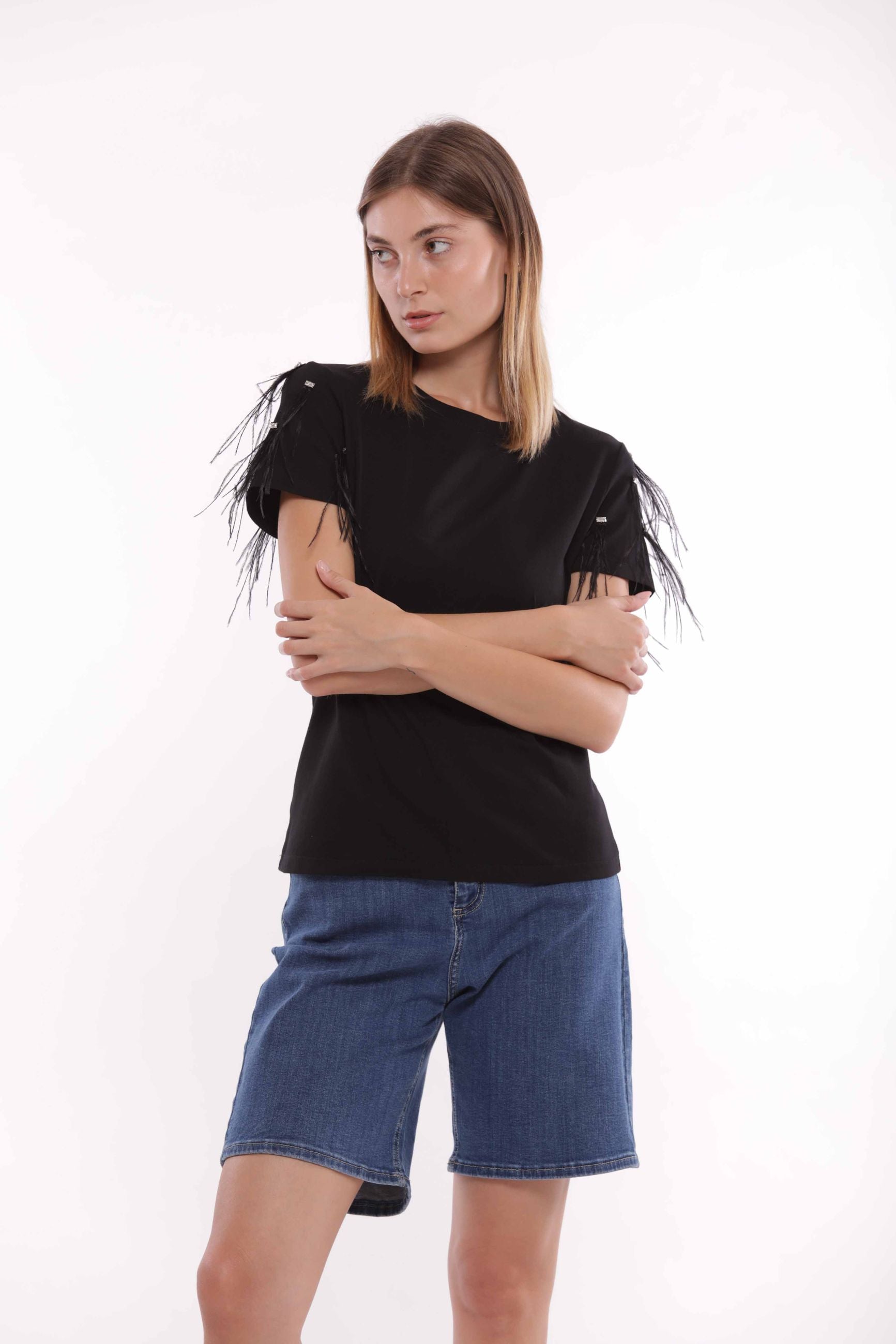 Minimua T-shirt con Piume Applicate sulle Maniche