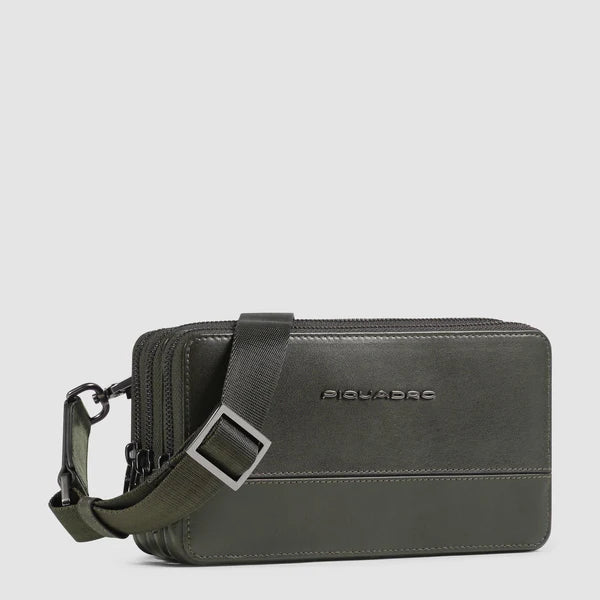 Pochette Piquadro in pelle con doppia zip con polsiera e tracolla removibile