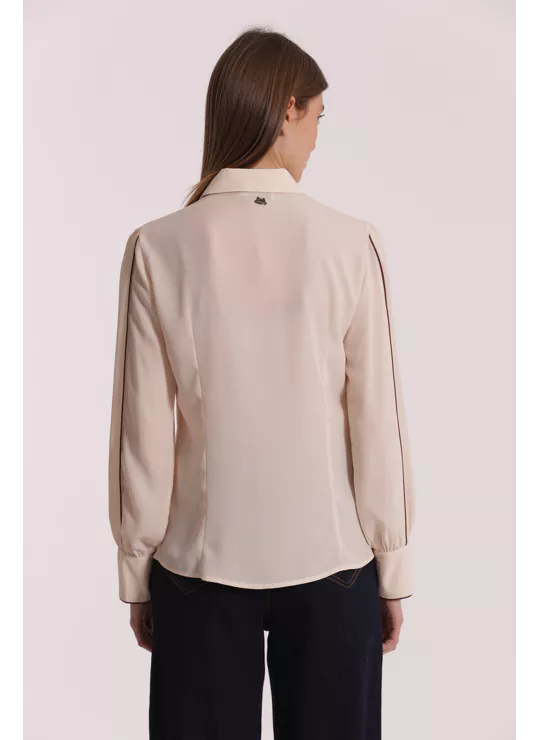 Camicia donna elegante a maniche lunghe con dettagli raffinati