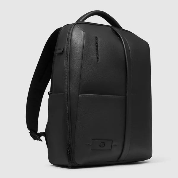 Zaino Piquadro in pelle con tasca porta PC e design minimal