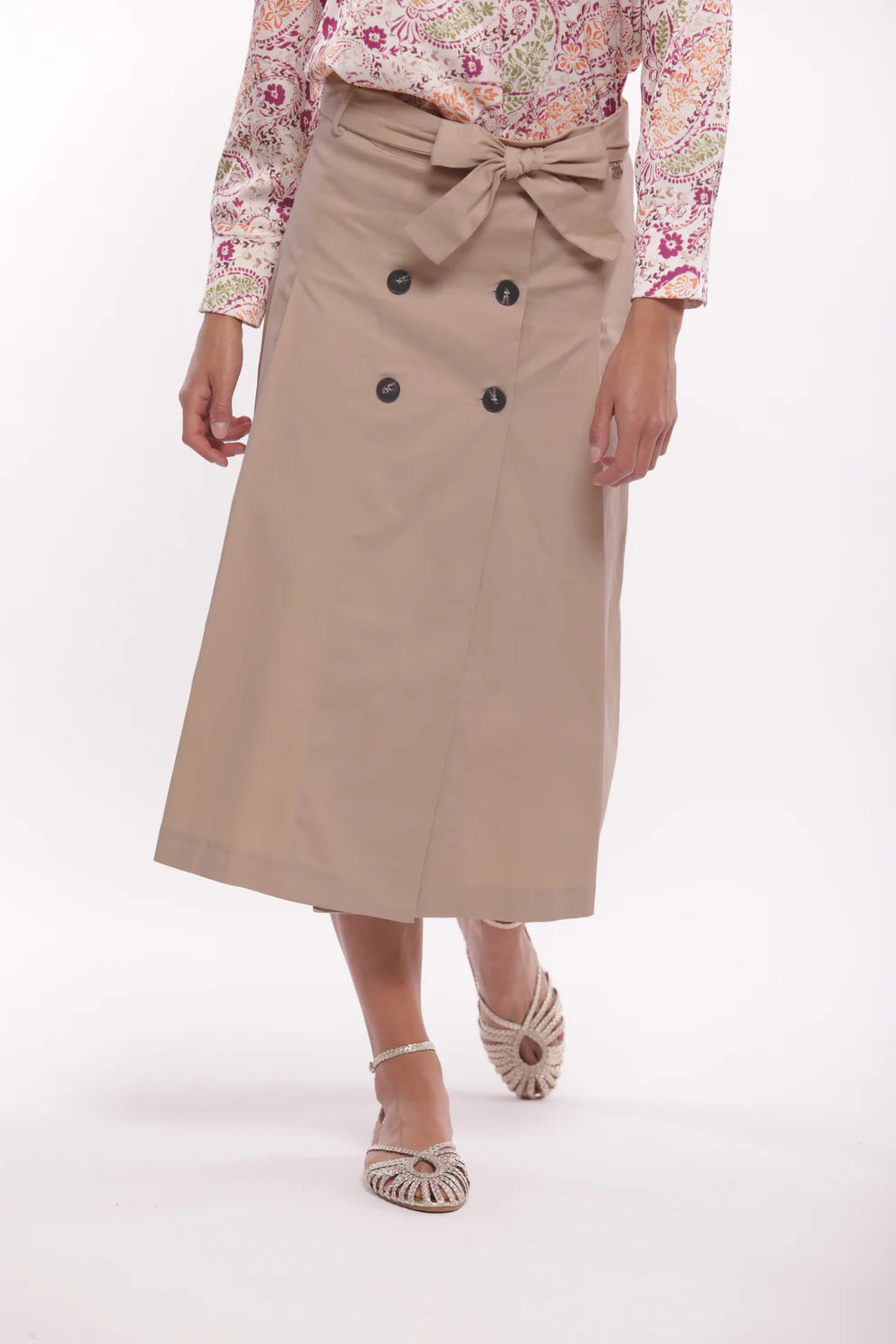 Gonna midi svasata con bottoni e cintura in vita