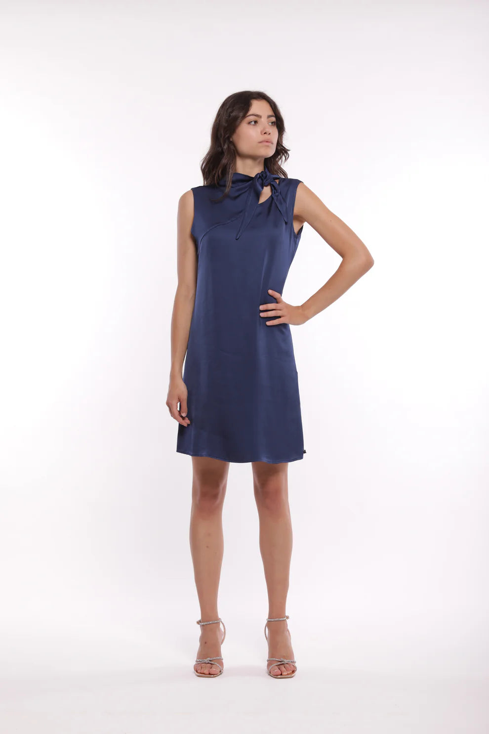 Abito corto in raso con dettaglio annodato al collo