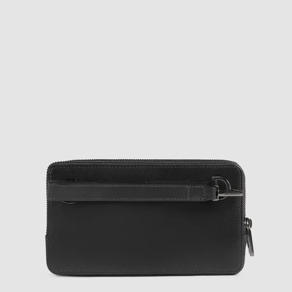 Pochette Piquadro in pelle con doppia zip con polsiera e tracolla removibile