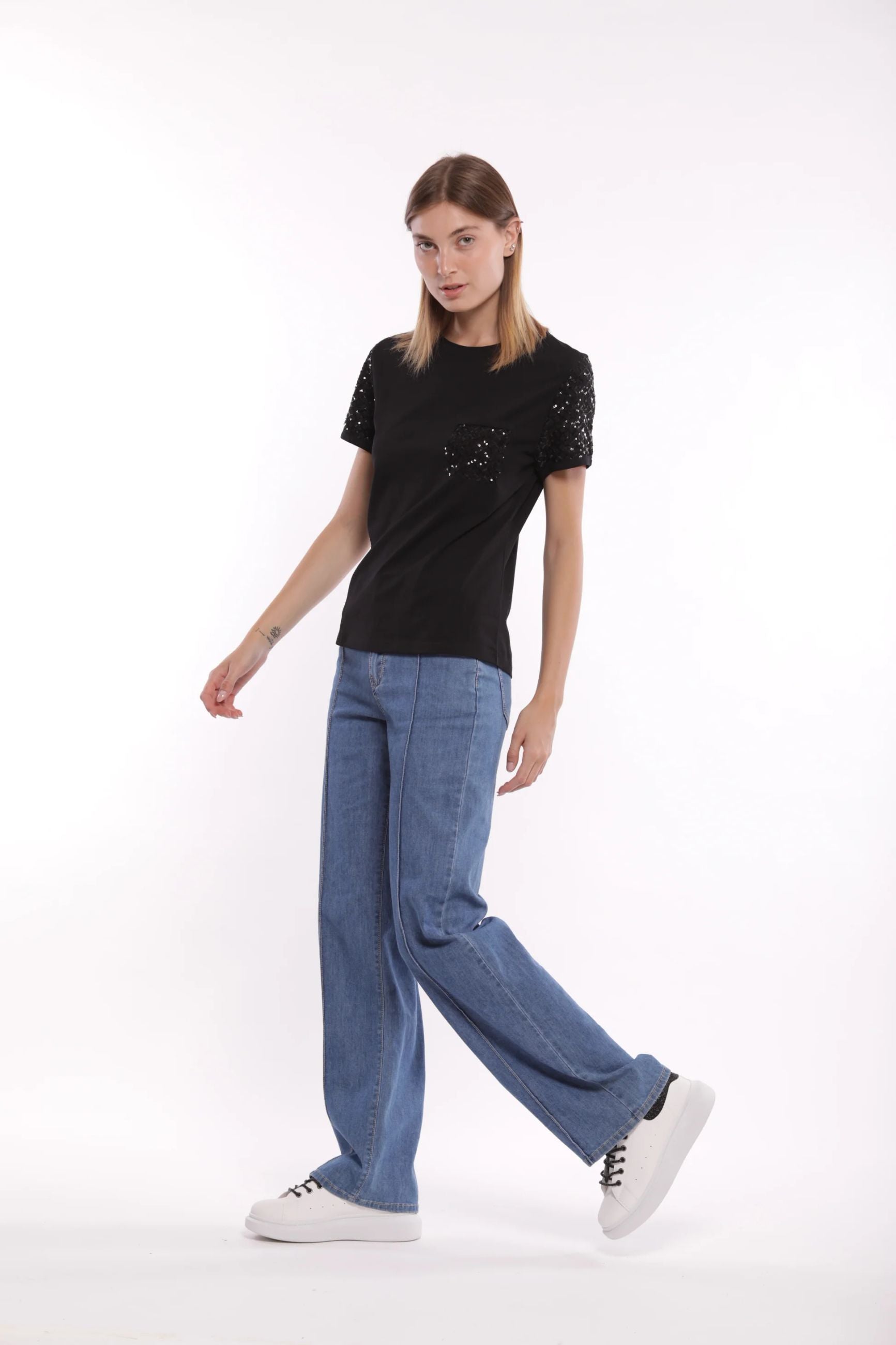 T-shirt Mimìmuà con maniche in paillettes e taschino
