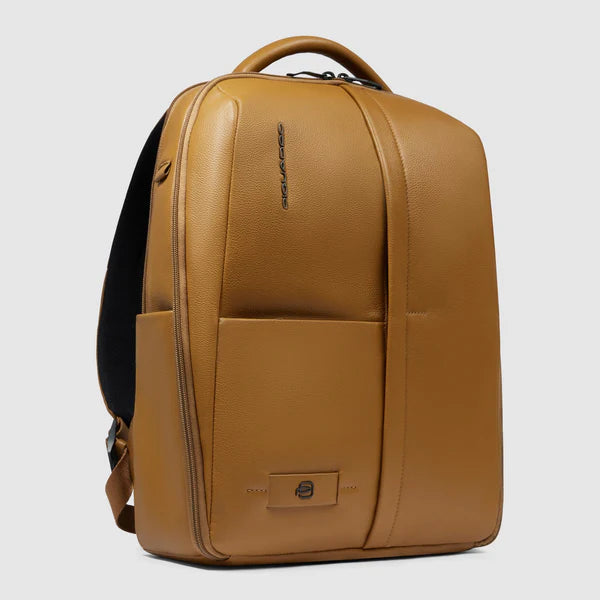 Zaino Piquadro in pelle con tasca porta PC e design minimal