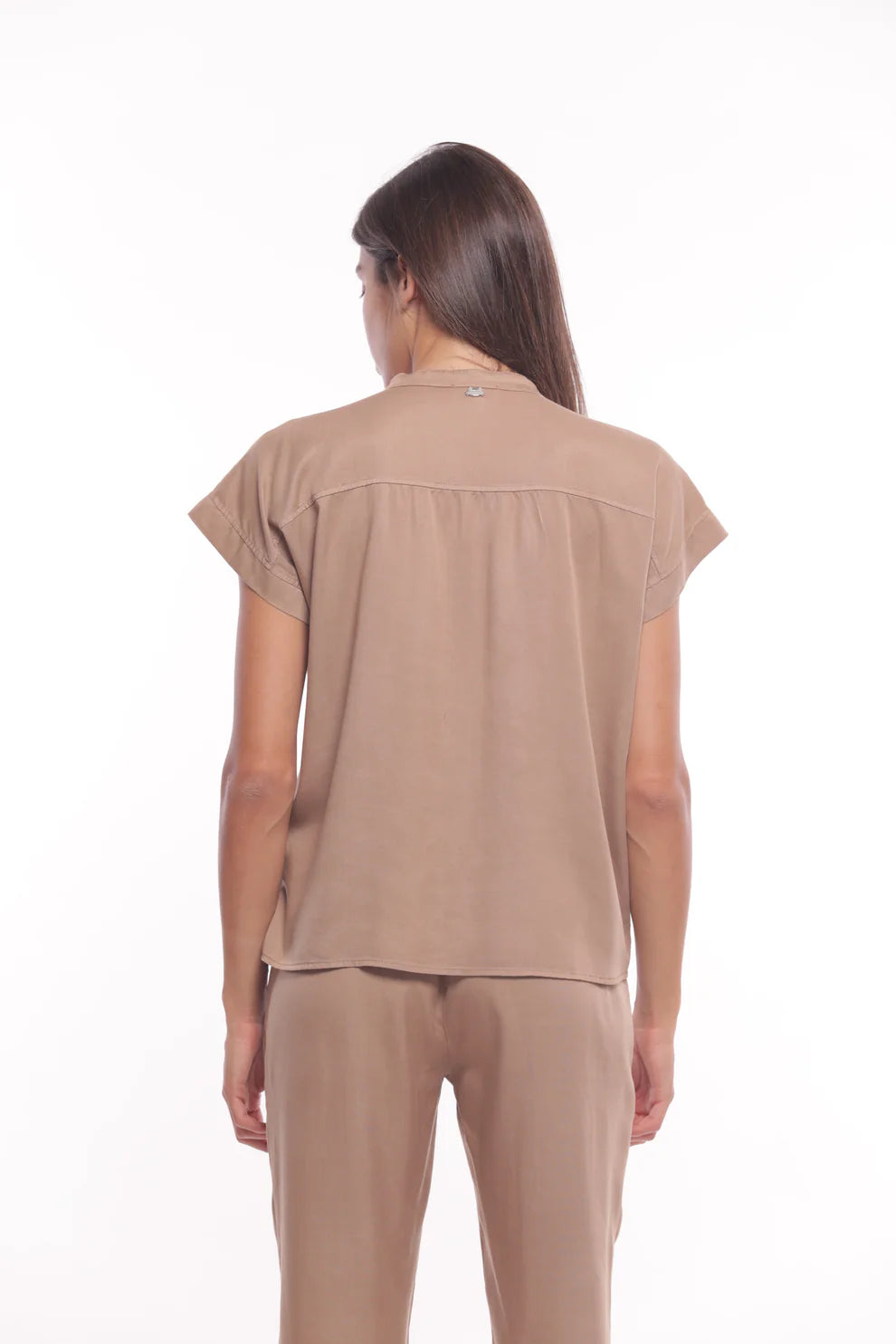 Blusa a manica corta con colletto alla coreana e bottoni frontali