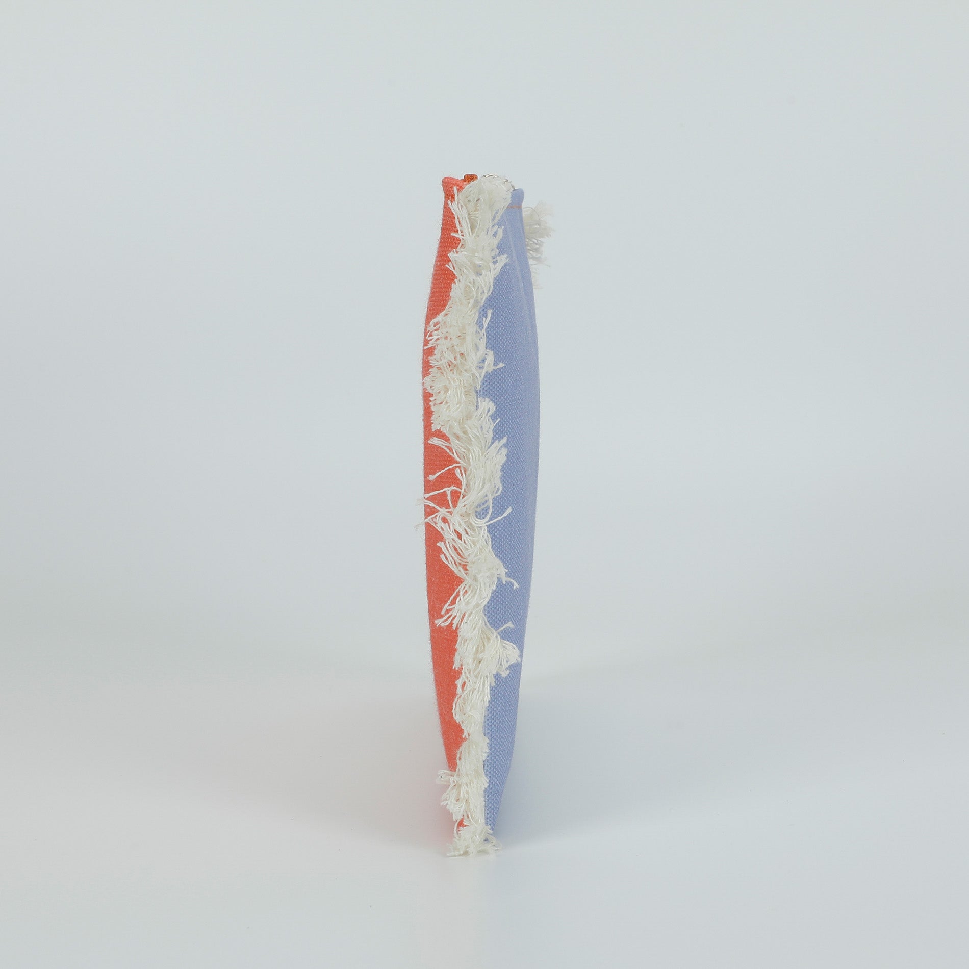 Pochette Mimi Mua con scritta decorativa e frange laterali