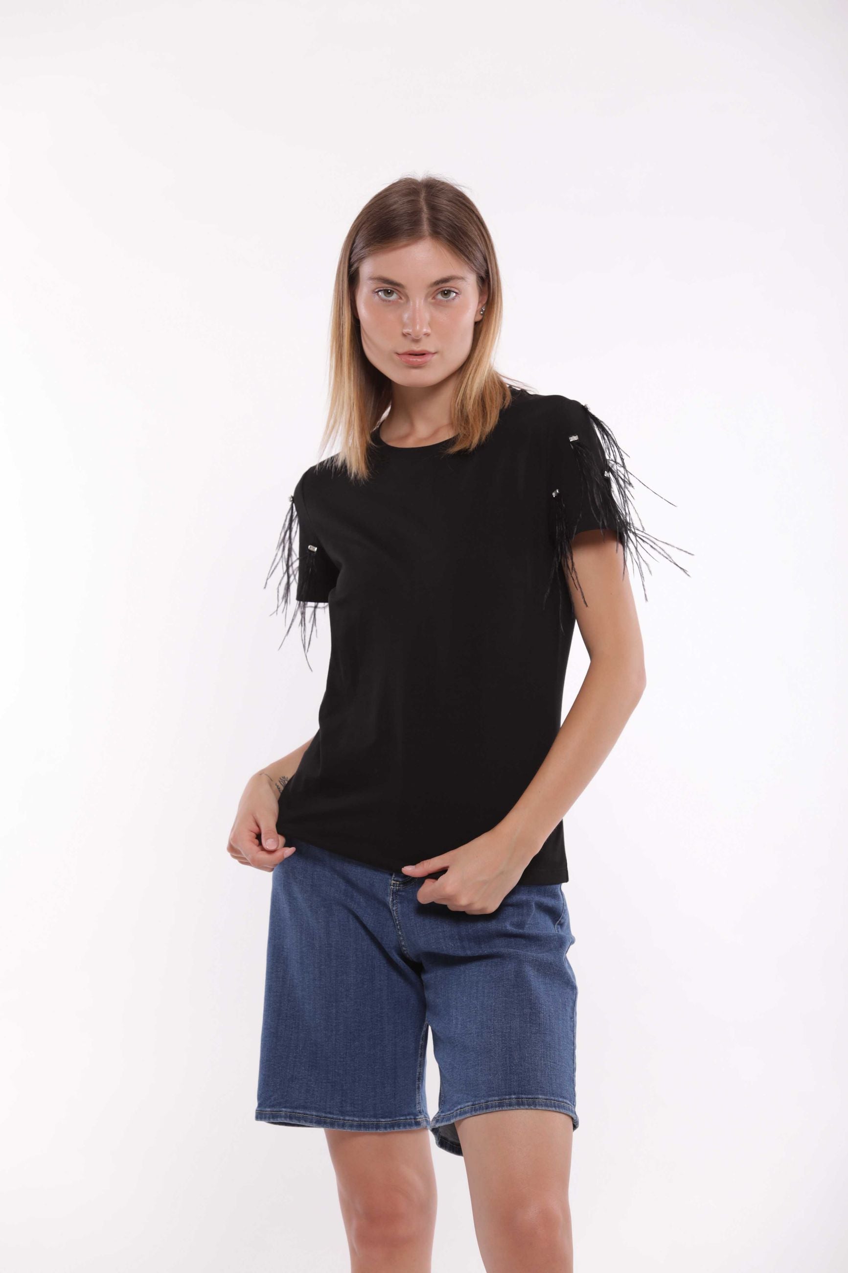 Minimua T-shirt con Piume Applicate sulle Maniche