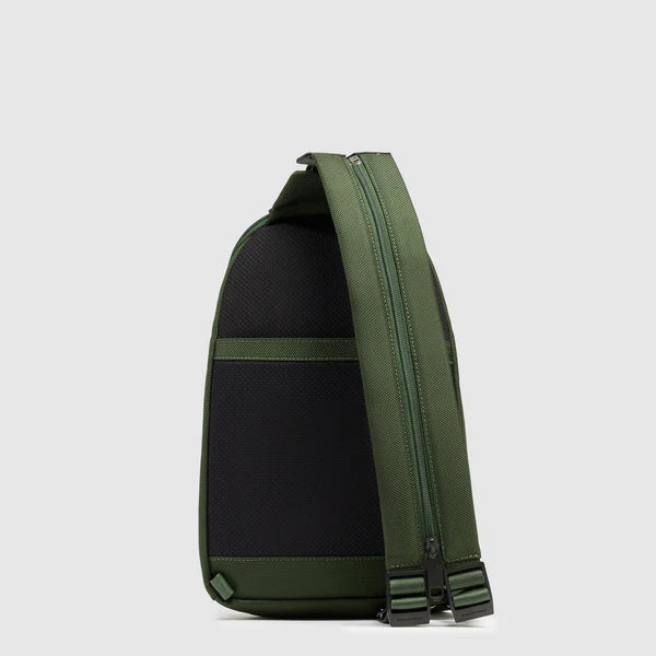 Zaino monospalla Piquadro in pelle e tessuto porta iPad con organizzazione smart VERDE TU | Giò Fashion