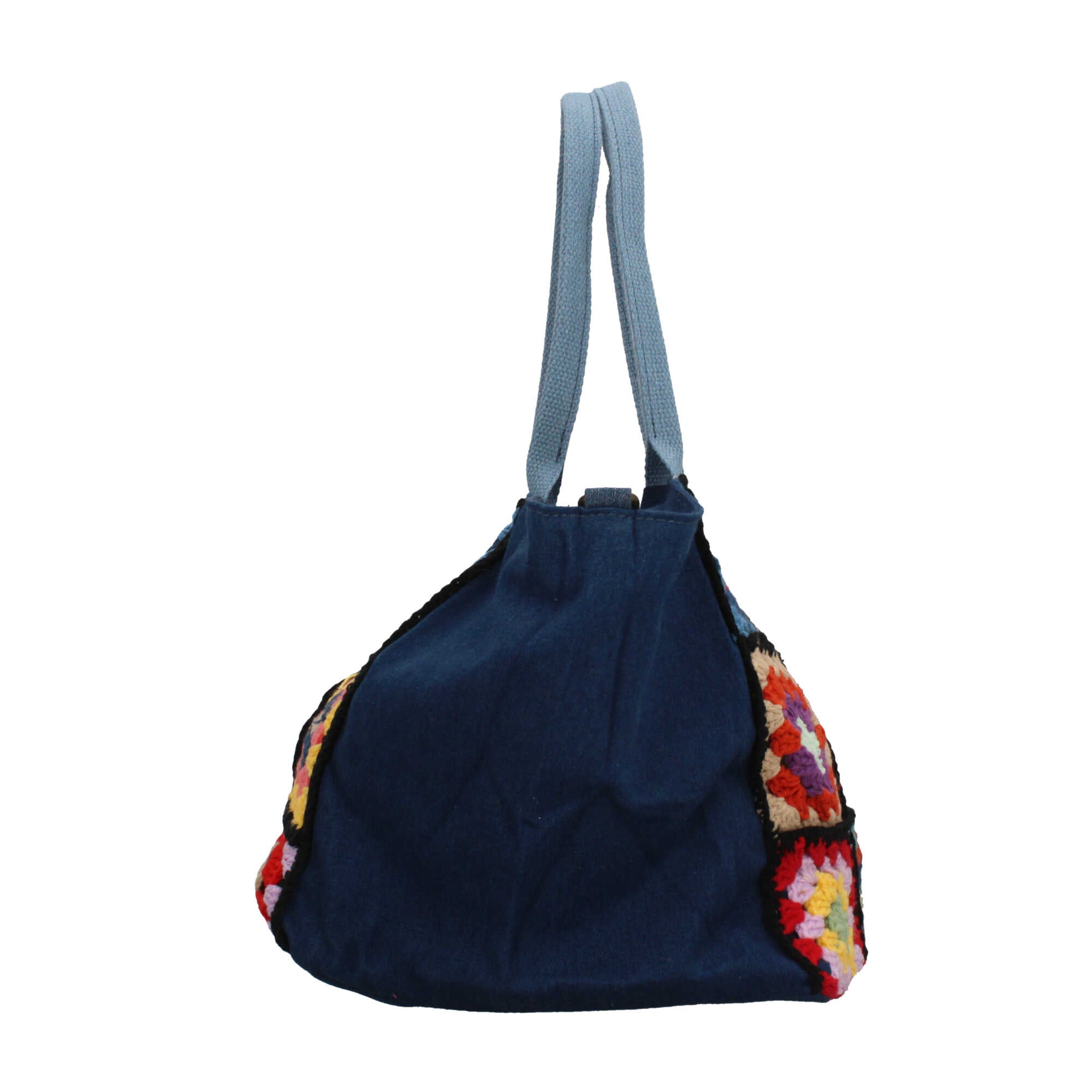 Borsa artigianale con inserti crochet in stile patchwork