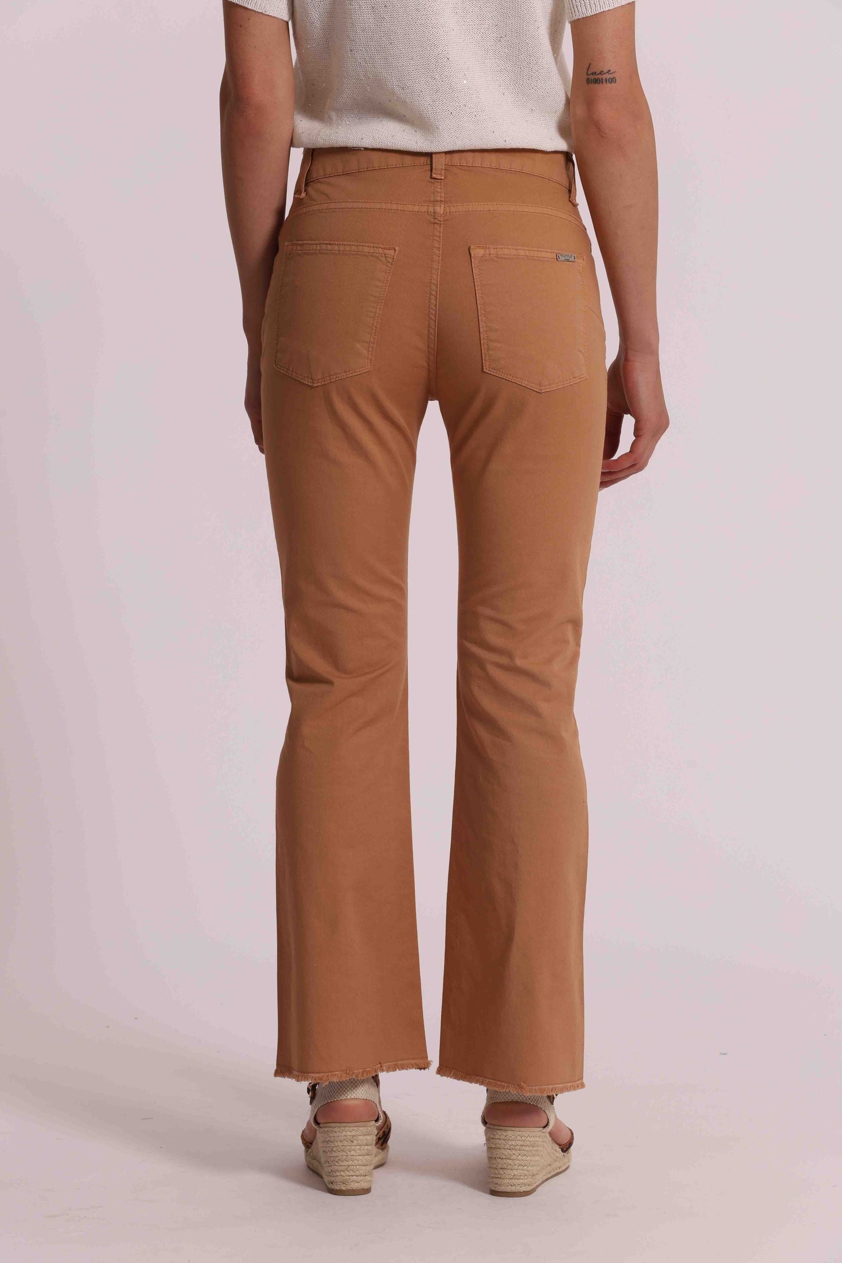 Mimi Mua pantalone donna flare cropped con tasche stile moderno NOCCIOLA S | Giò Fashion