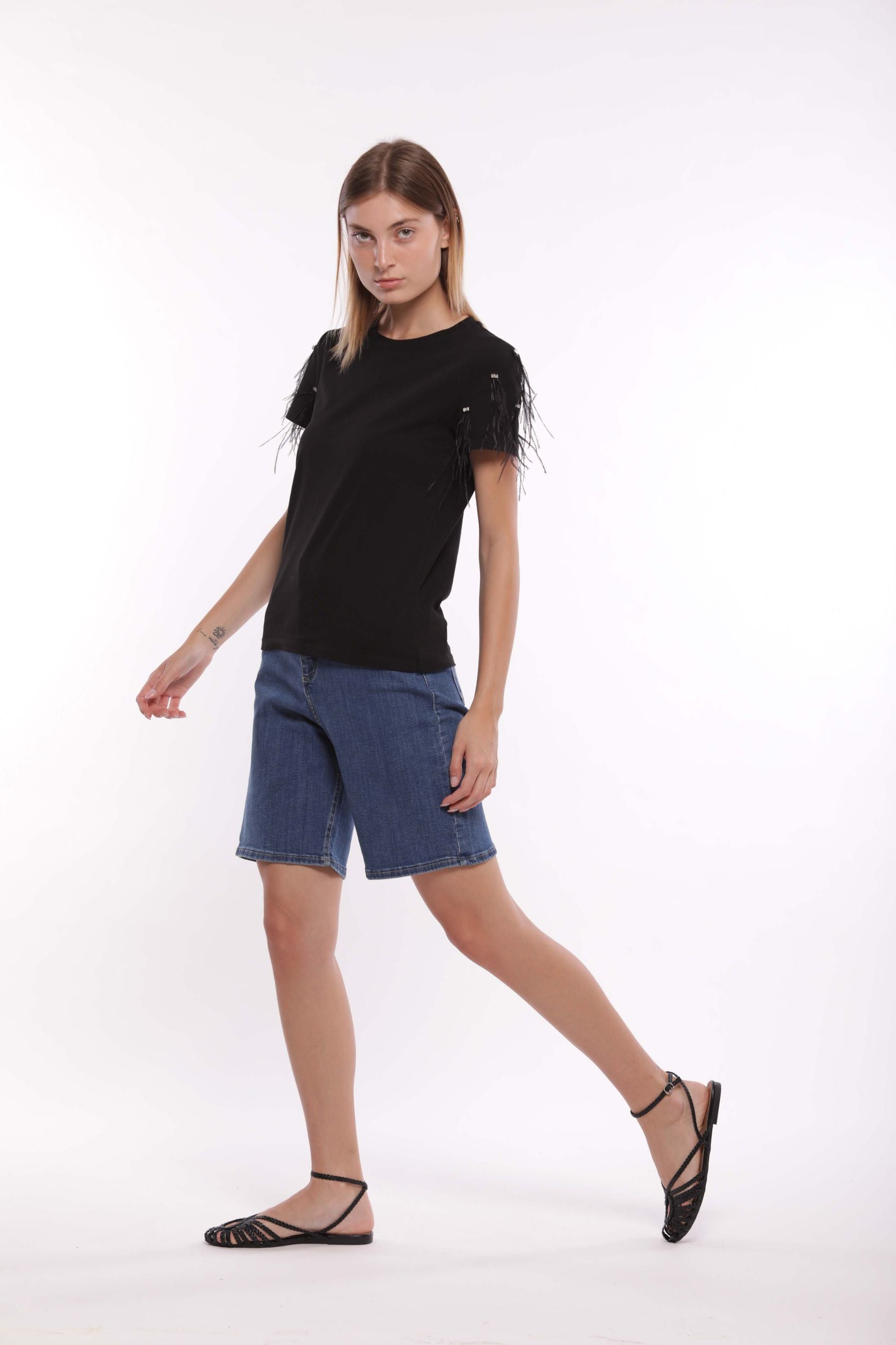 Minimua T-shirt con Piume Applicate sulle Maniche