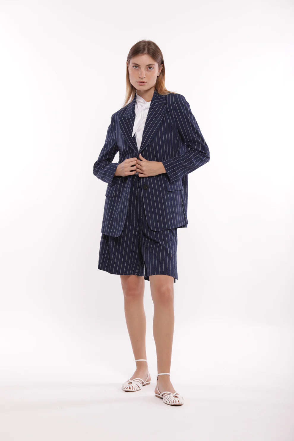 Blazer donna elegante a righe con revers e bottoni