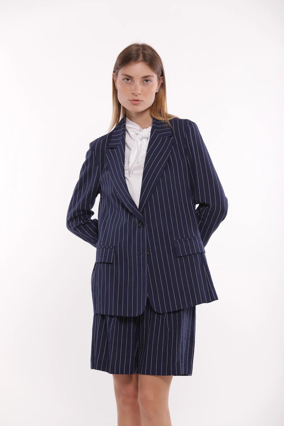 Blazer donna elegante a righe con revers e bottoni