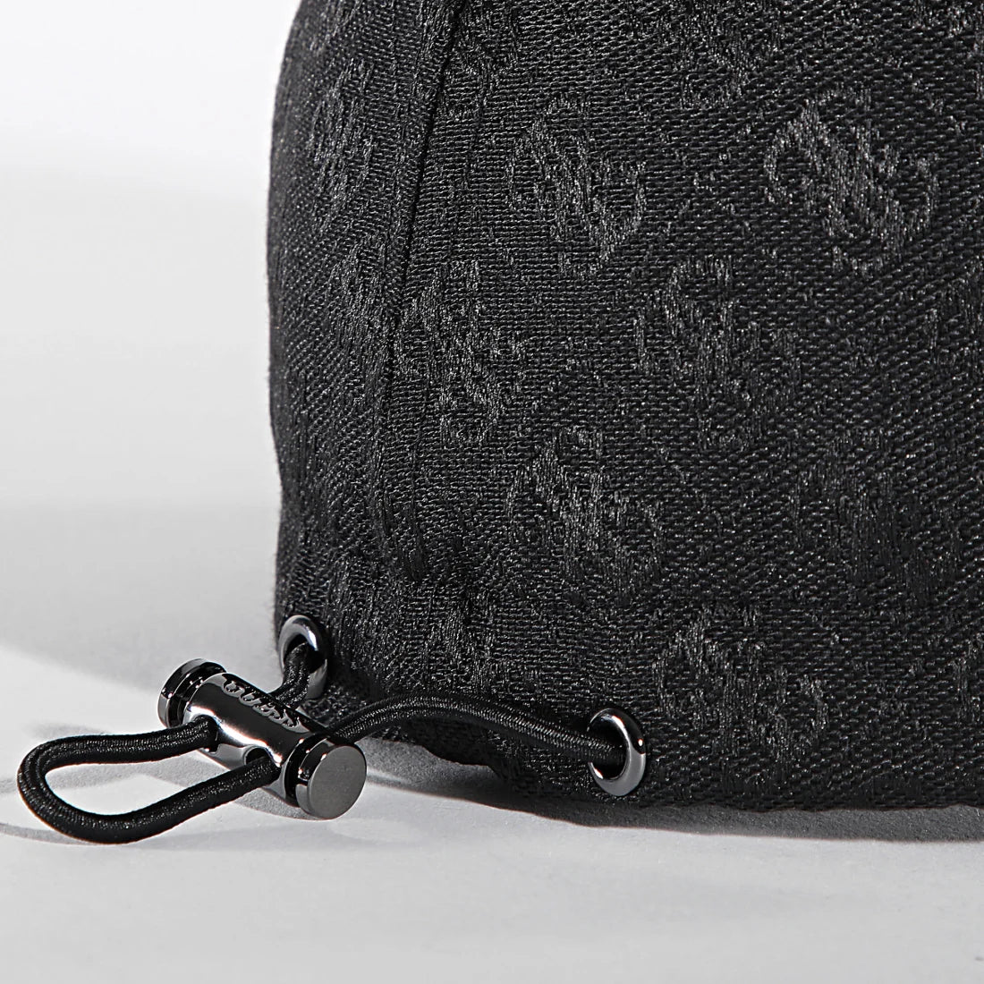 Cappellino Guess con logo in rilievo tono su tono