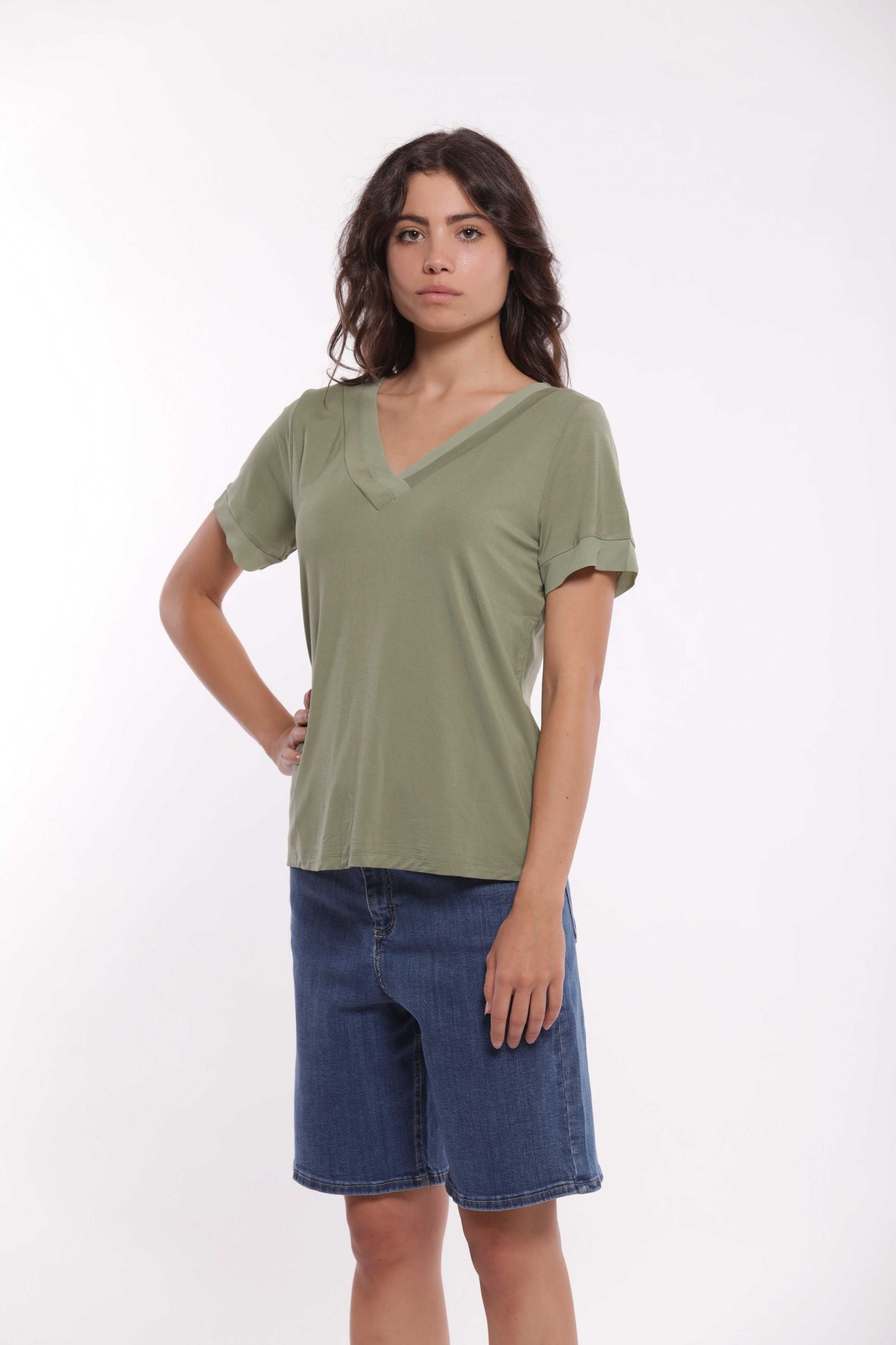 T-shirt Mimi Mua scollo a V con dettagli in georgette