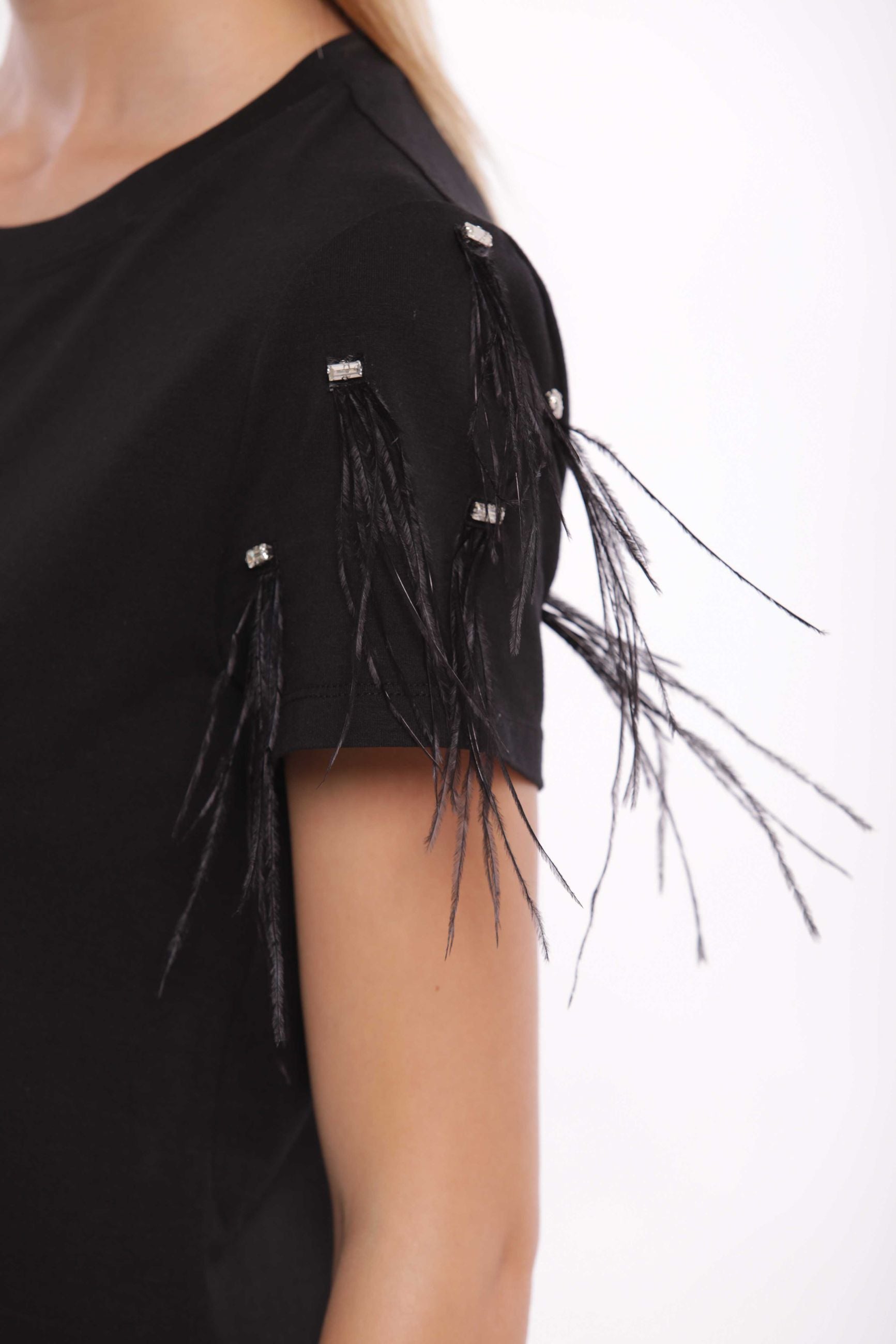 Minimua T-shirt con Piume Applicate sulle Maniche