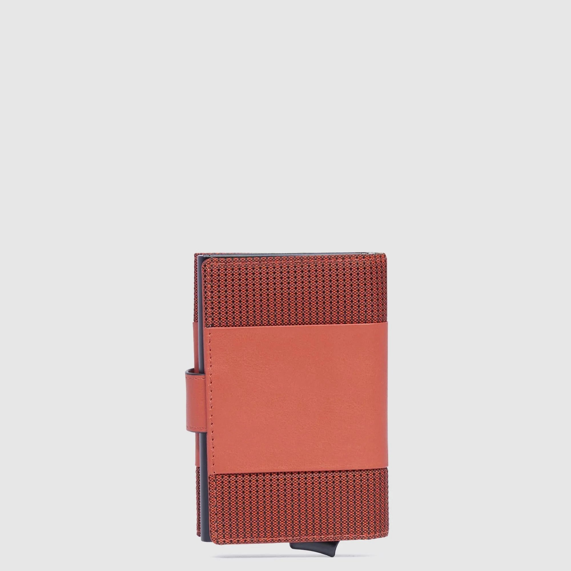 Portafoglio compatto Piquadro in pelle con chiusura a bottone e protezione RFID