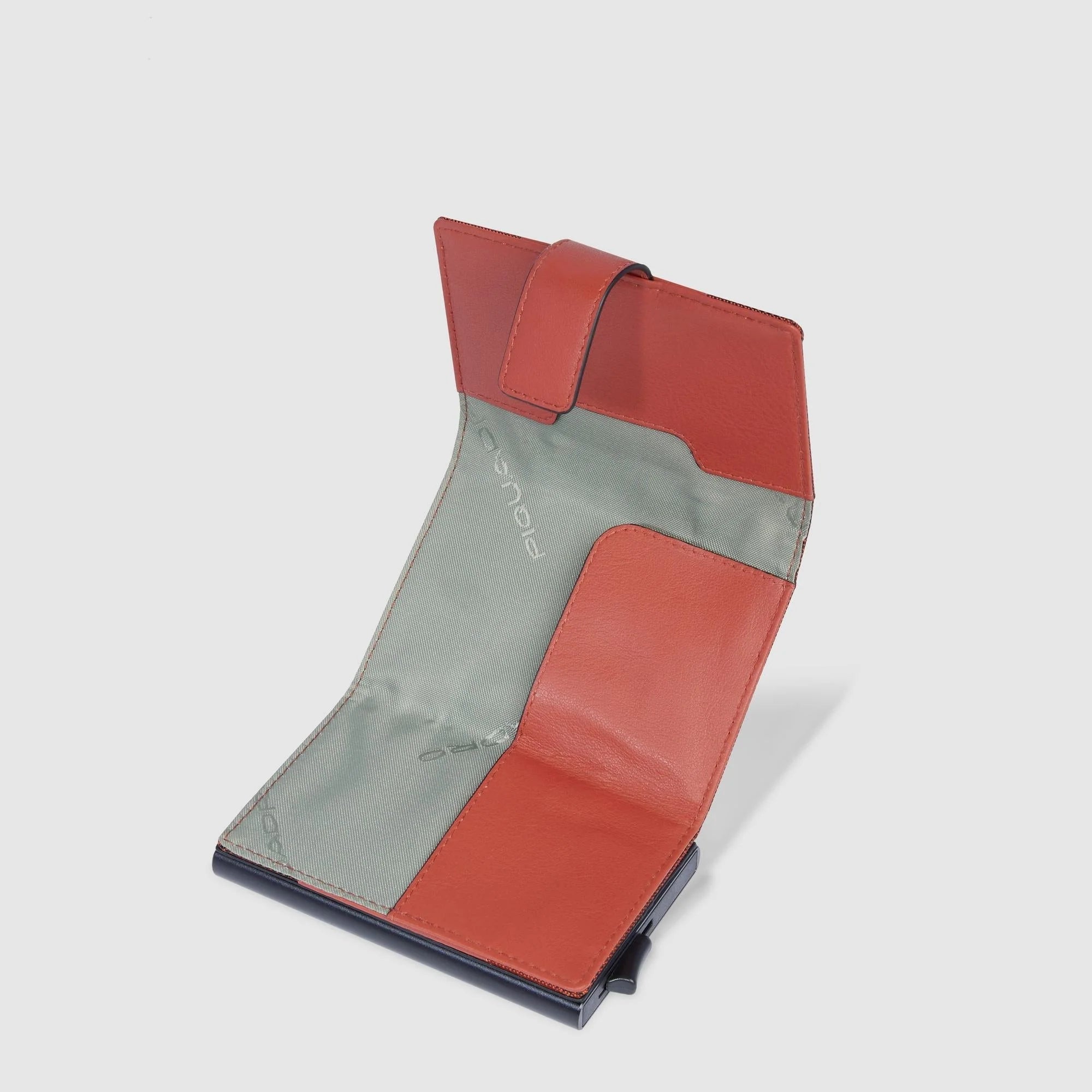 Portafoglio compatto Piquadro in pelle con chiusura a bottone e protezione RFID