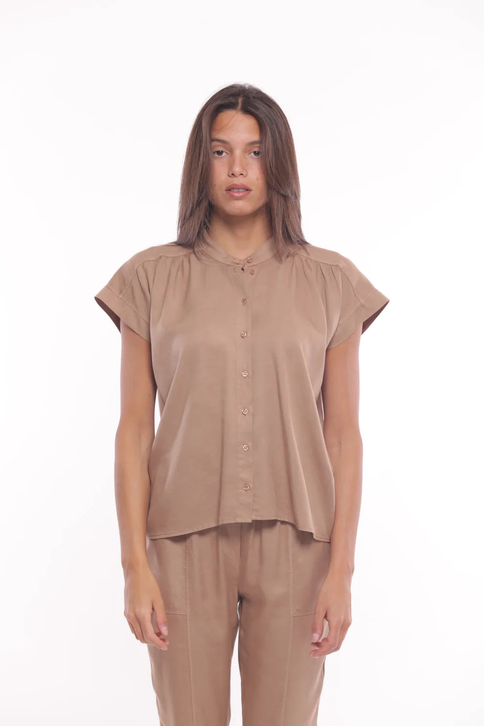 Blusa a manica corta con colletto alla coreana e bottoni frontali