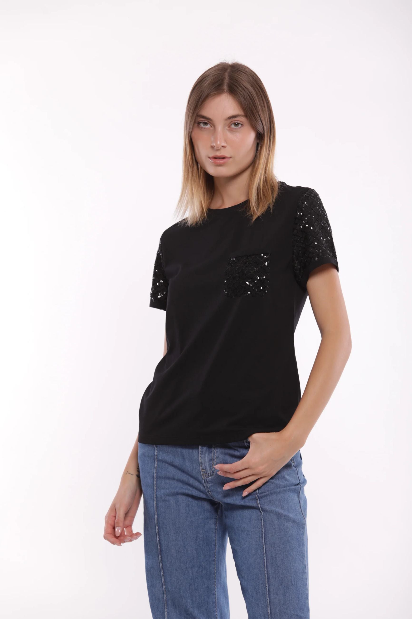 T-shirt Mimìmuà con maniche in paillettes e taschino