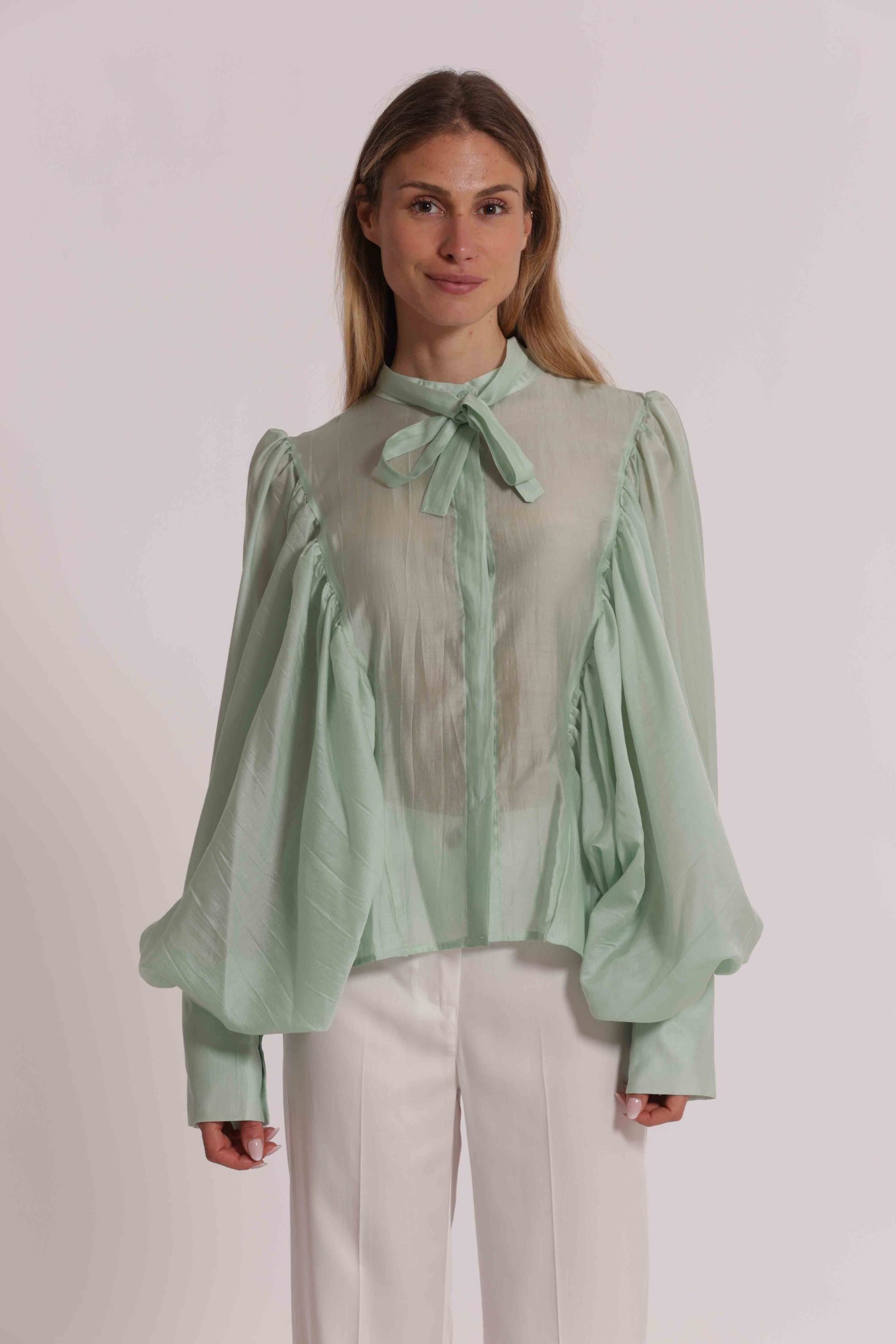 Blusa donna Mimi Mua con fiocco al collo e maniche ampie dal design elegante CELESTE S | Giò Fashion