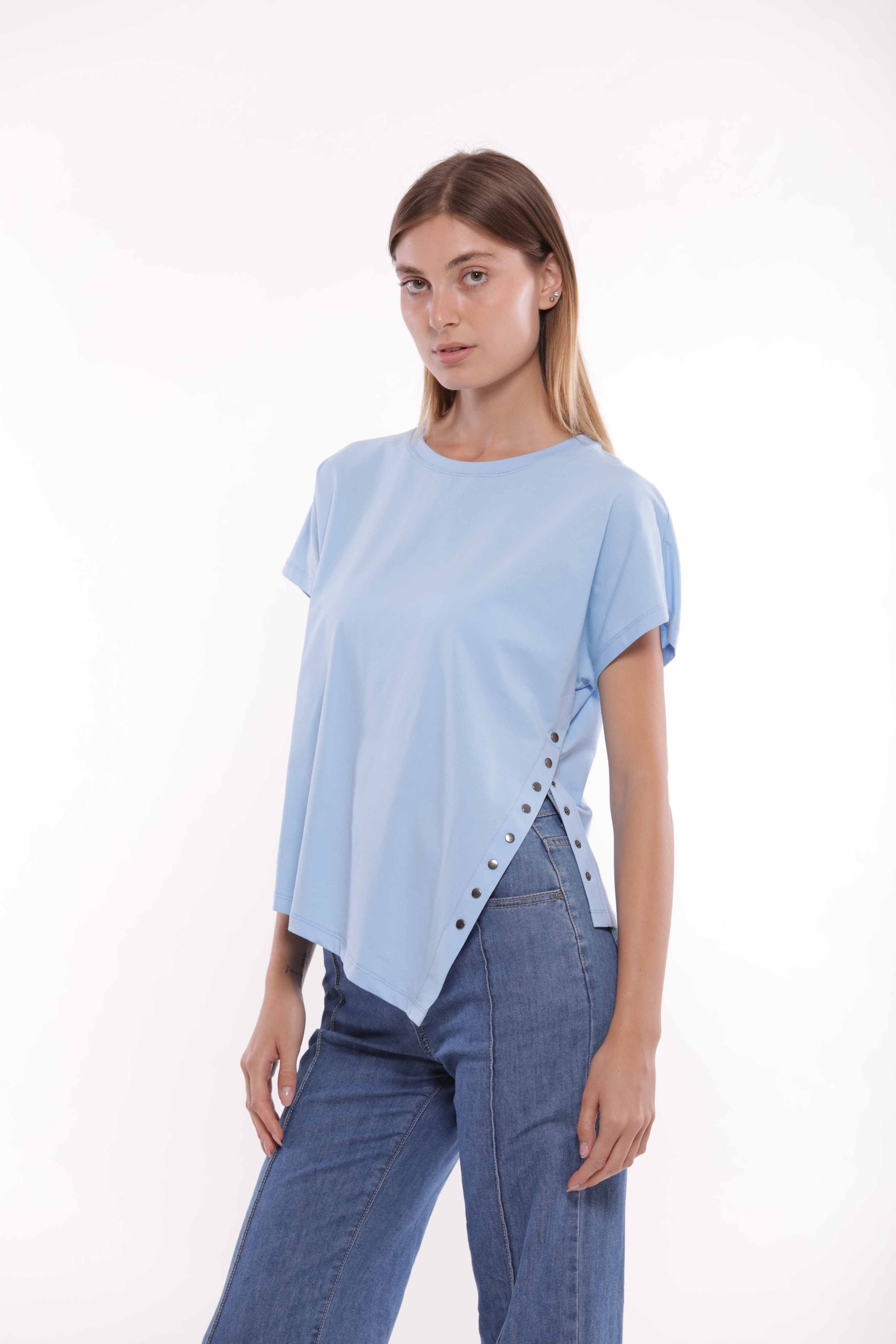 Minimua T-shirt Asimmetrica con Borchie Laterali Blu S | Giò Fashion