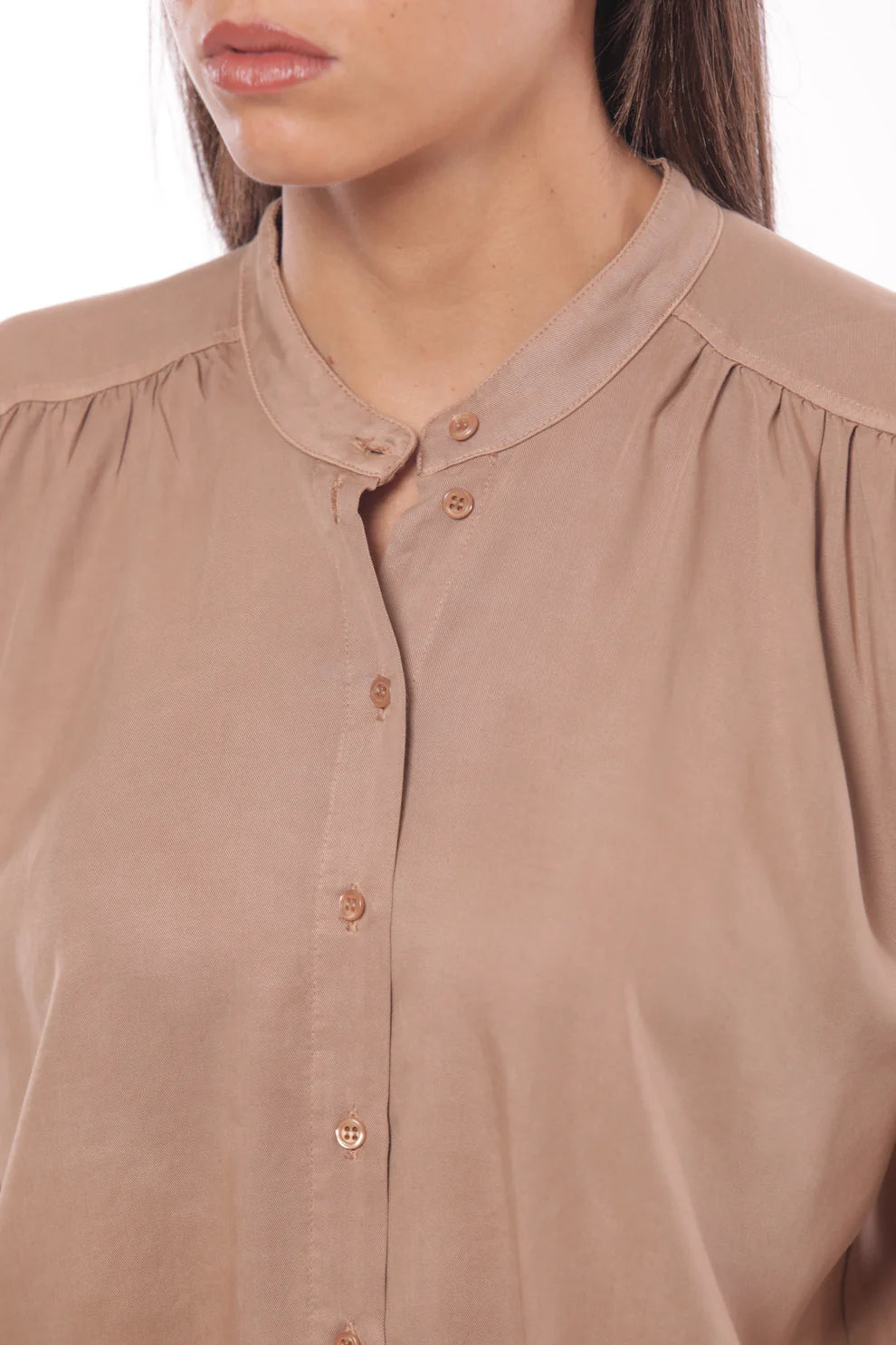 Blusa a manica corta con colletto alla coreana e bottoni frontali