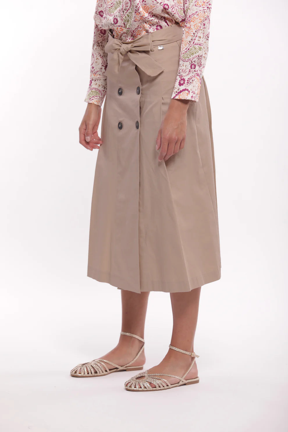 Gonna midi svasata con bottoni e cintura in vita