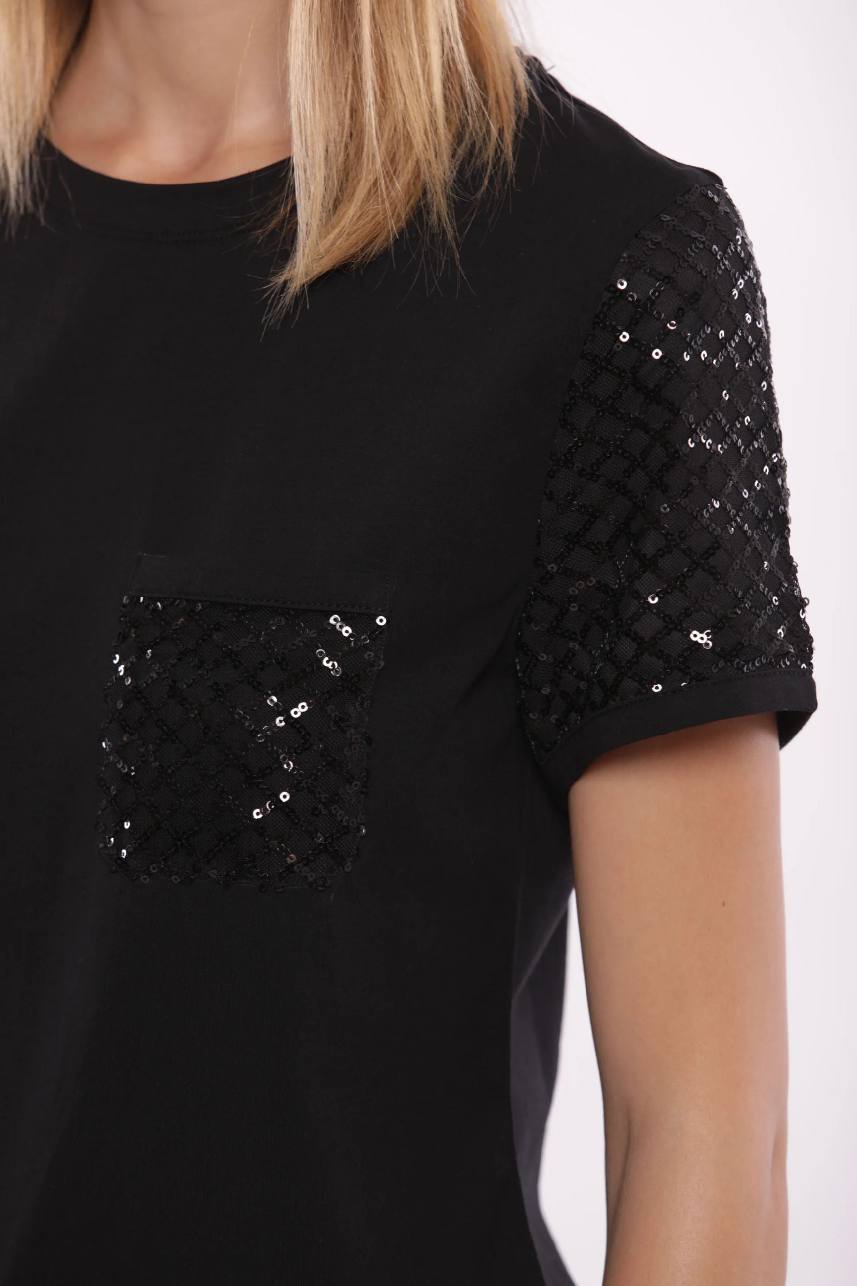 T-shirt Mimìmuà con maniche in paillettes e taschino