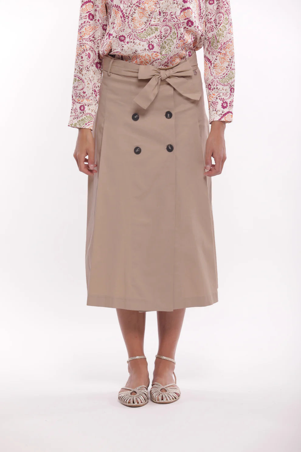 Gonna midi svasata con bottoni e cintura in vita