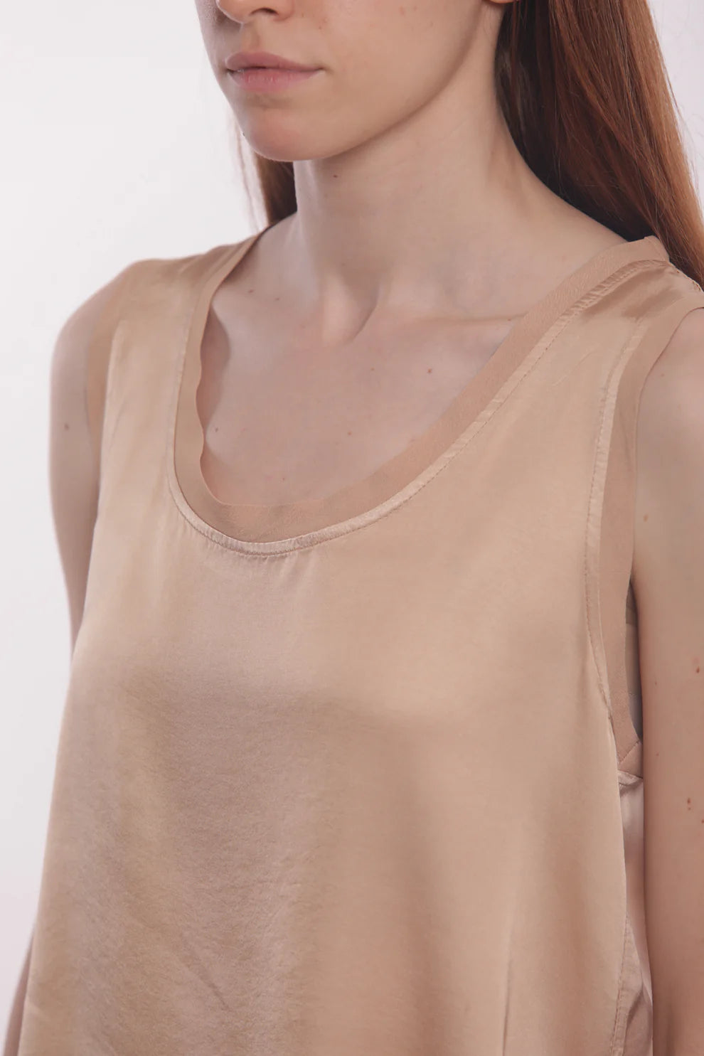 Top senza maniche con scollo morbido in tessuto fluido