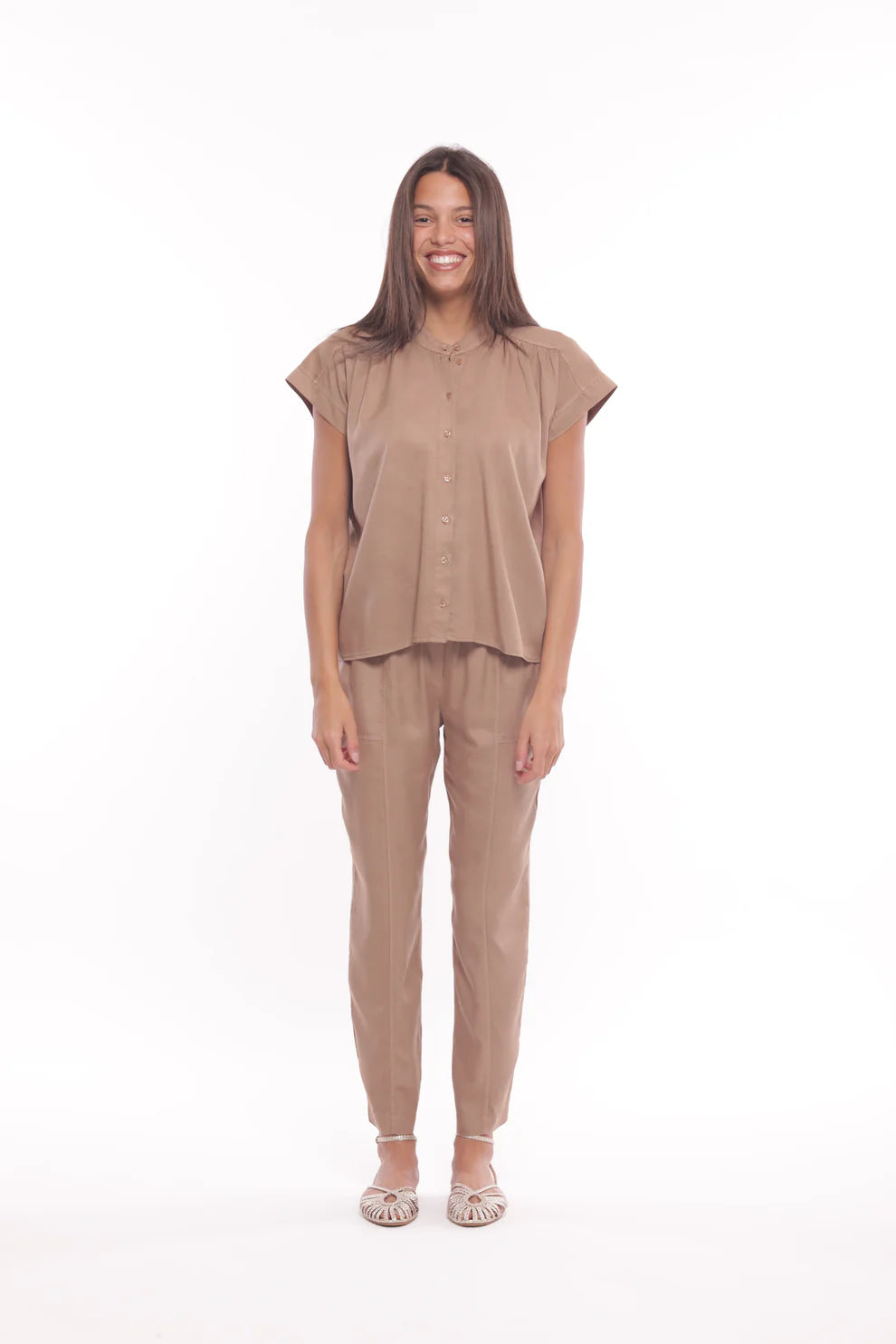 Blusa a manica corta con colletto alla coreana e bottoni frontali