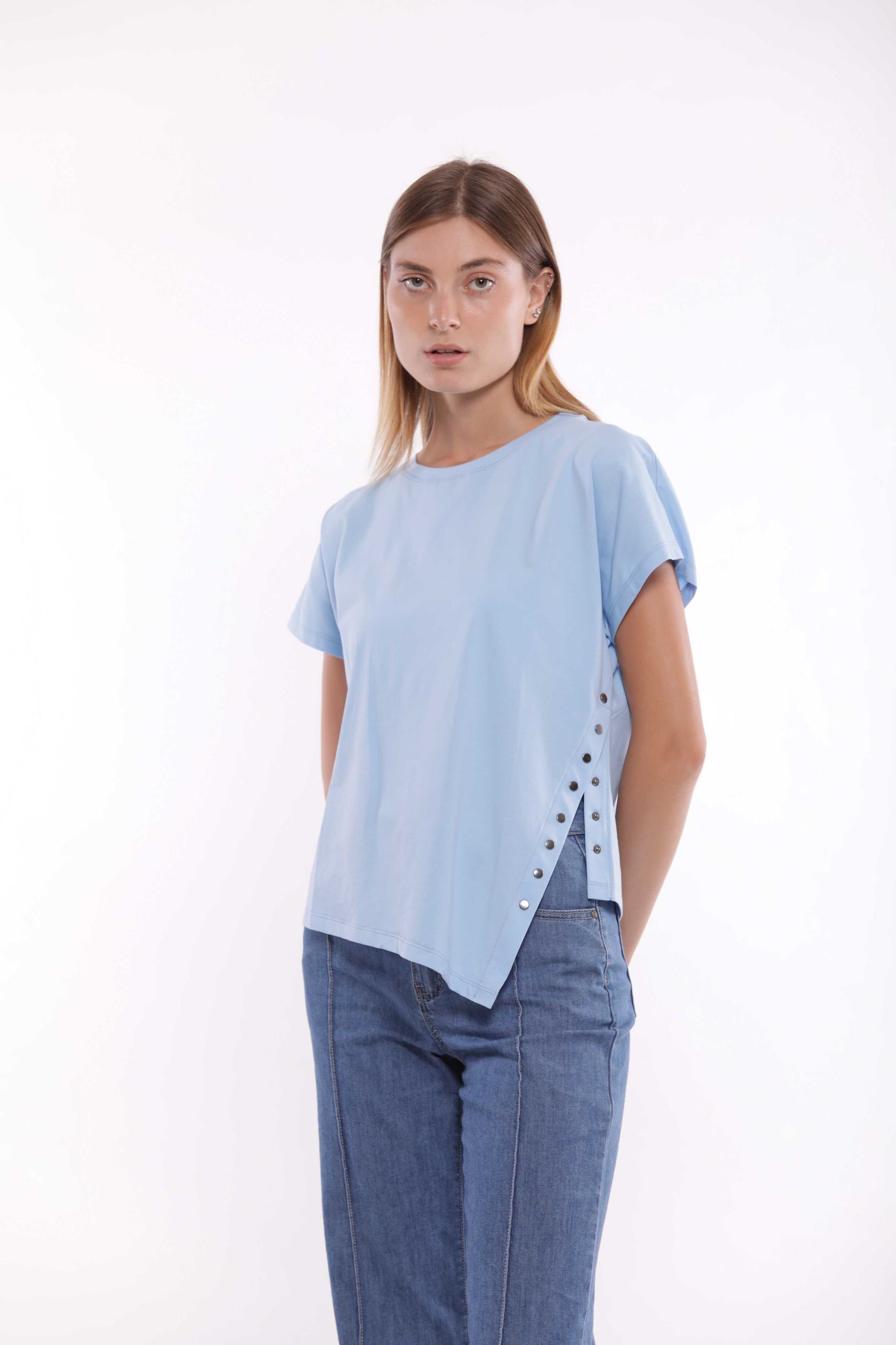 Minimua T-shirt Asimmetrica con Borchie Laterali