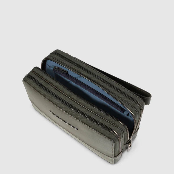 Pochette Piquadro in pelle con doppia zip con polsiera e tracolla removibile