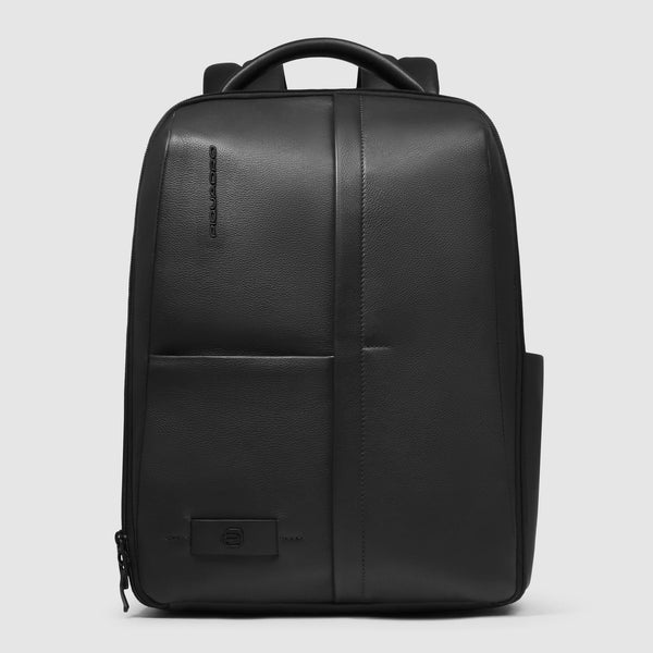 Zaino Piquadro in pelle con tasca porta PC e design minimal