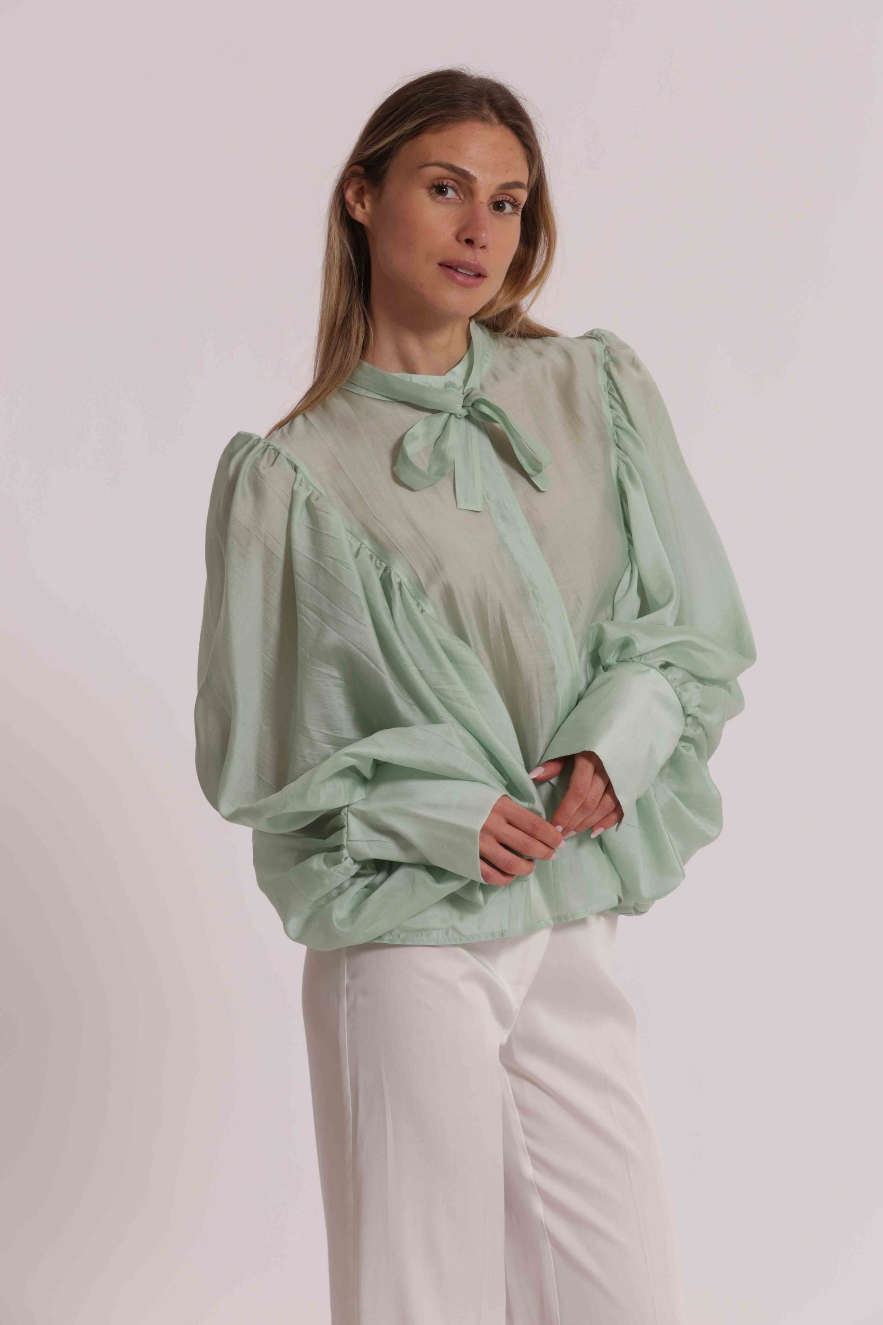 Blusa donna Mimi Mua con fiocco al collo e maniche ampie dal design elegante CELESTE S | Giò Fashion