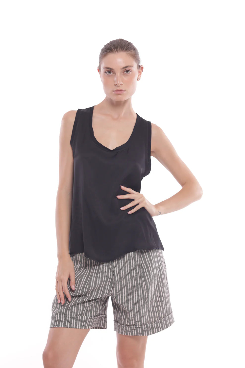 Top senza maniche con scollo morbido in tessuto fluido