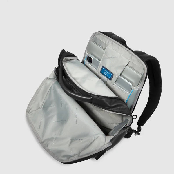 Zaino Piquadro in pelle con tasca porta PC e design minimal
