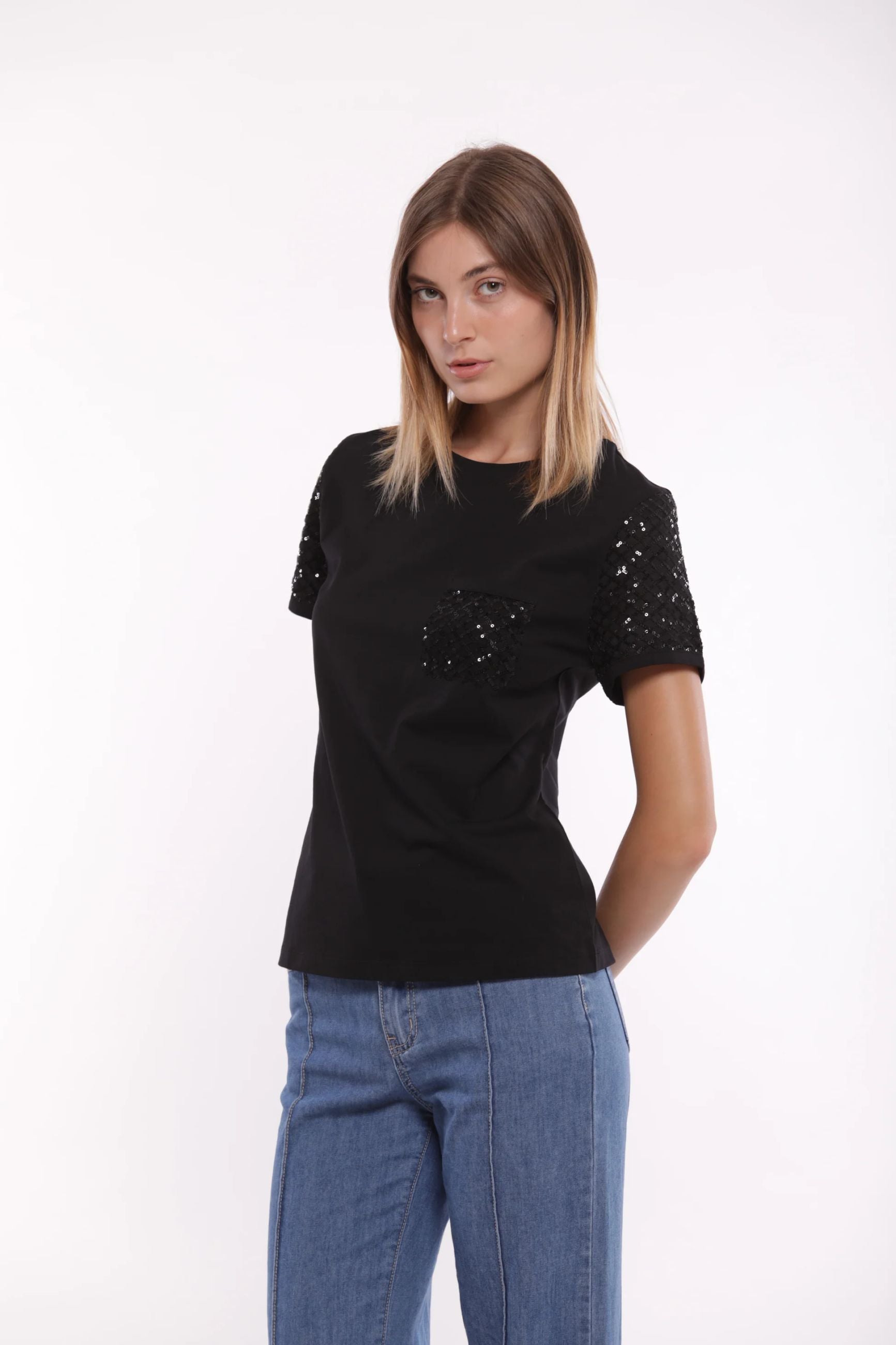 T-shirt Mimìmuà con maniche in paillettes e taschino