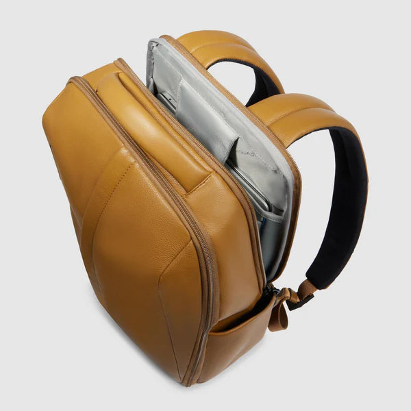 Zaino Piquadro in pelle con tasca porta PC e design minimal