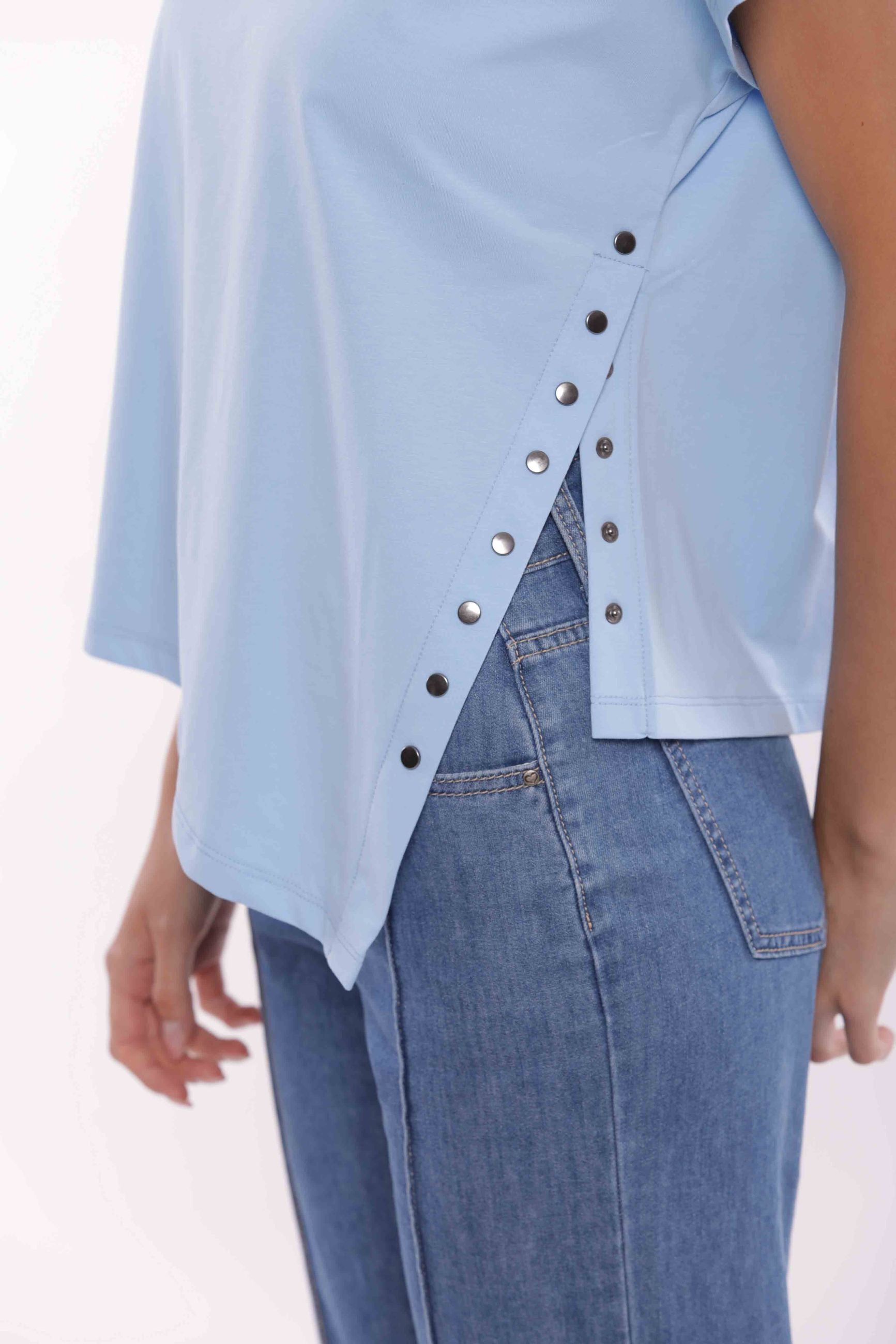 Minimua T-shirt Asimmetrica con Borchie Laterali
