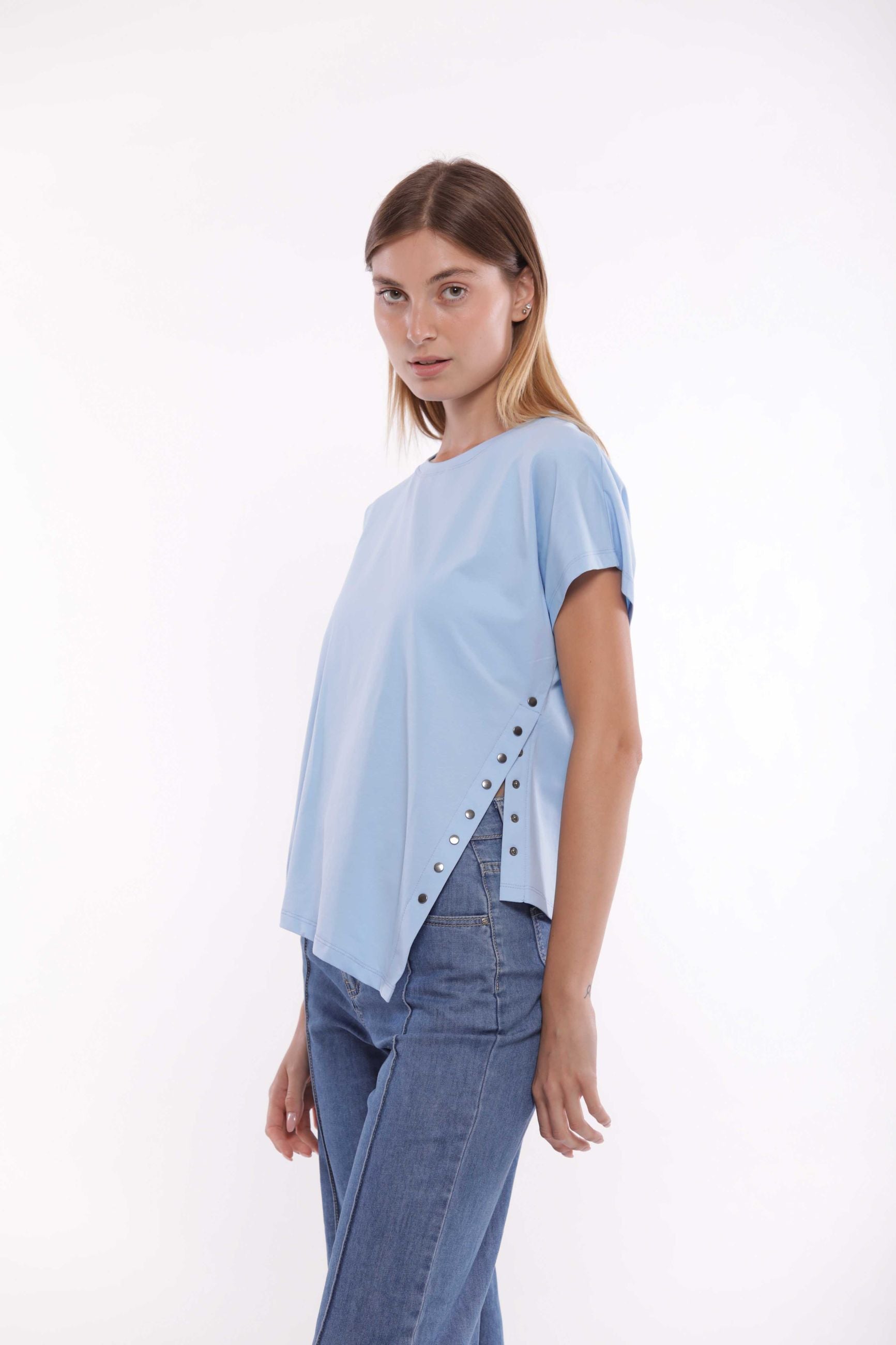 Minimua T-shirt Asimmetrica con Borchie Laterali Blu S | Giò Fashion