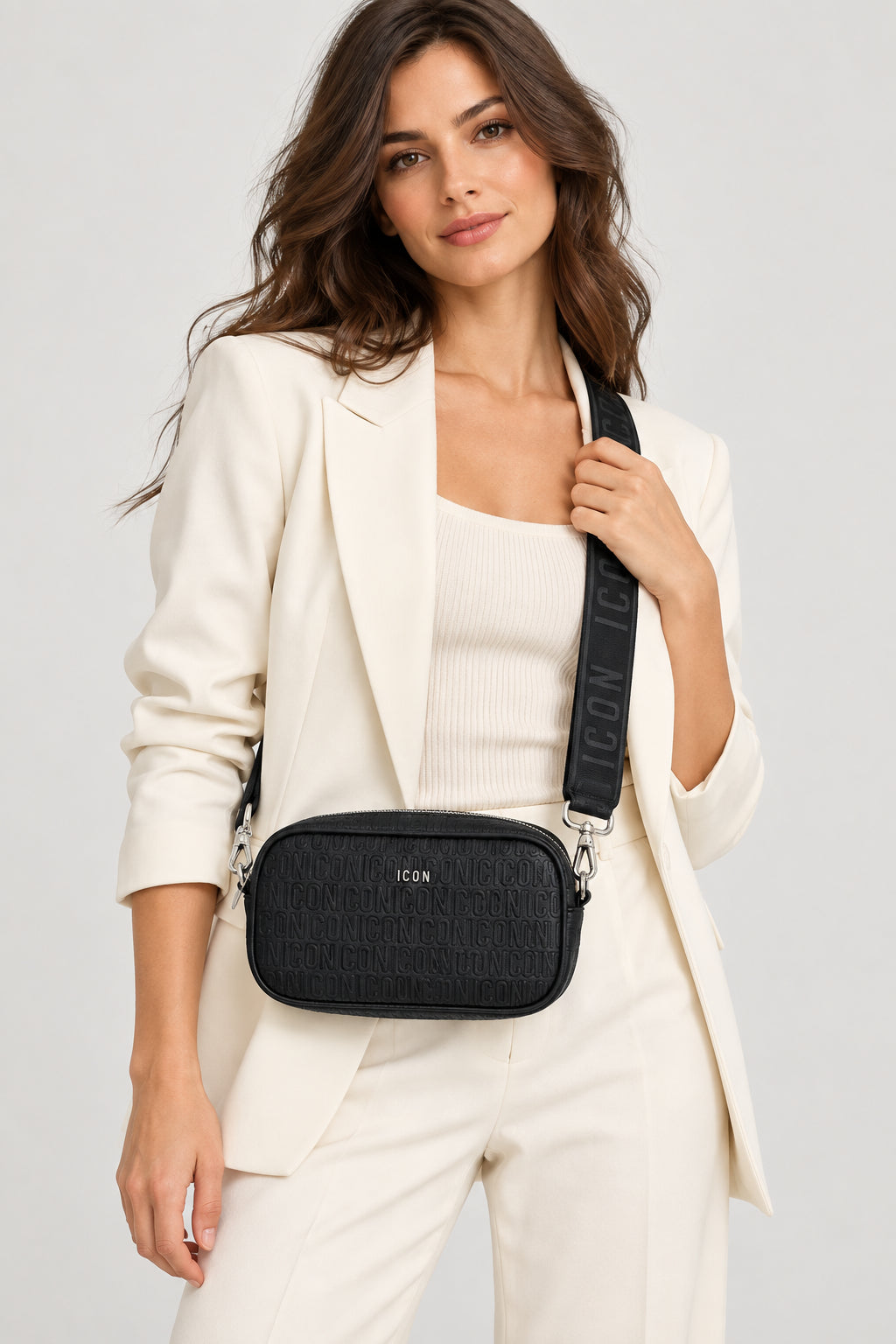 Borsa a tracolla camera bag beige con monogramma e fascia logata