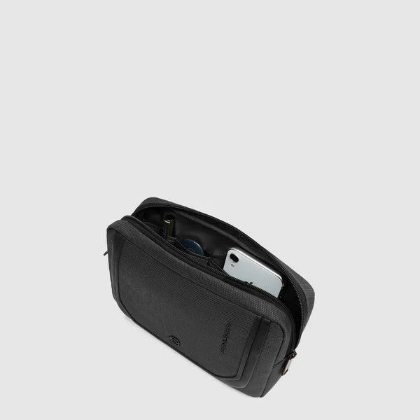 Pochette Piquadro in pelle e tessuto con tracolla sganciabile e tasca power bank NERO TU | Giò Fashion