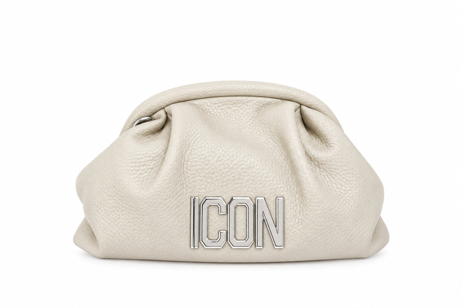 Pochette effetto martellato con arricciature e logo metallico