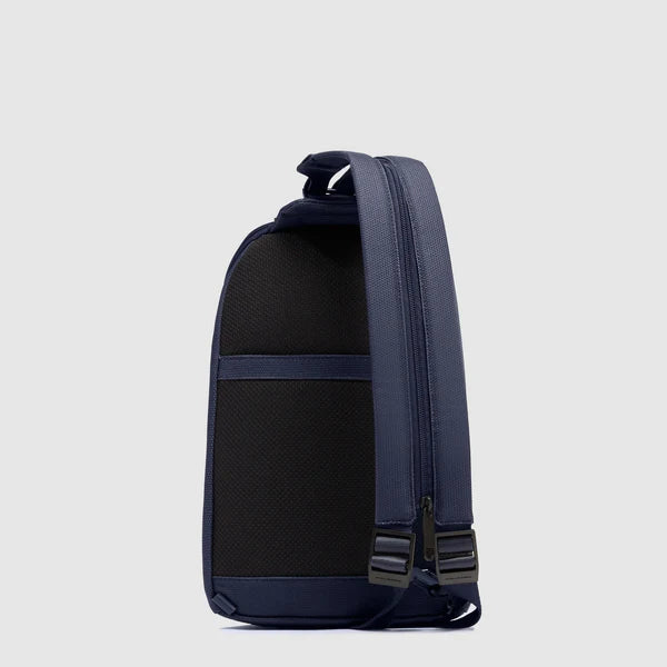 Zaino monospalla Piquadro in pelle e tessuto porta iPad con organizzazione smart BLU TU | Giò Fashion