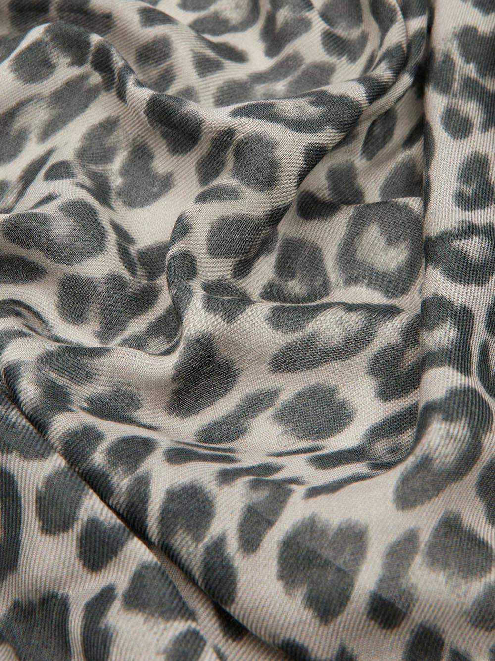 Foulard Guess con stampa animalier e dettagli eleganti