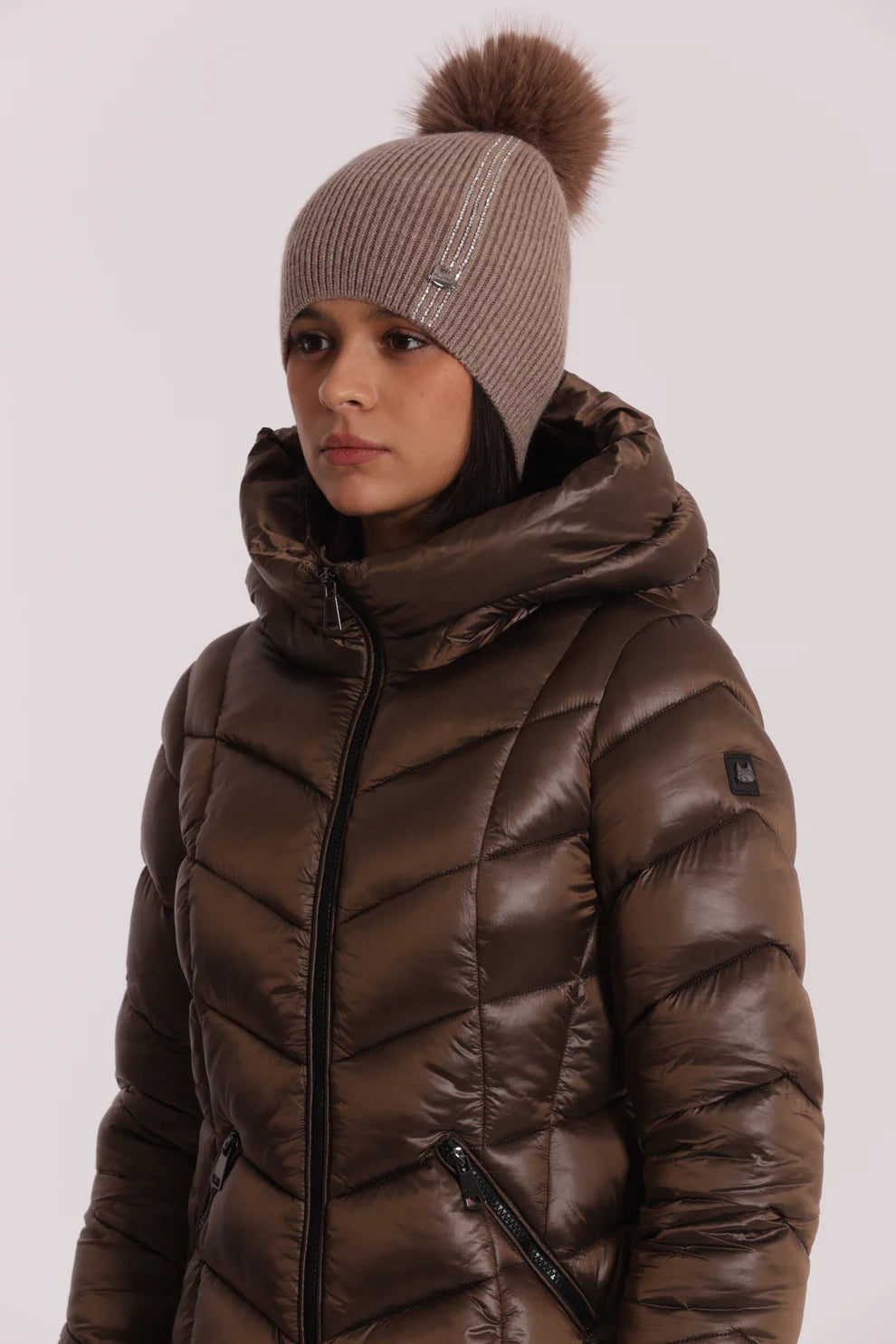 Cappello donna Mimi Mua con pon pon e dettagli luminosi